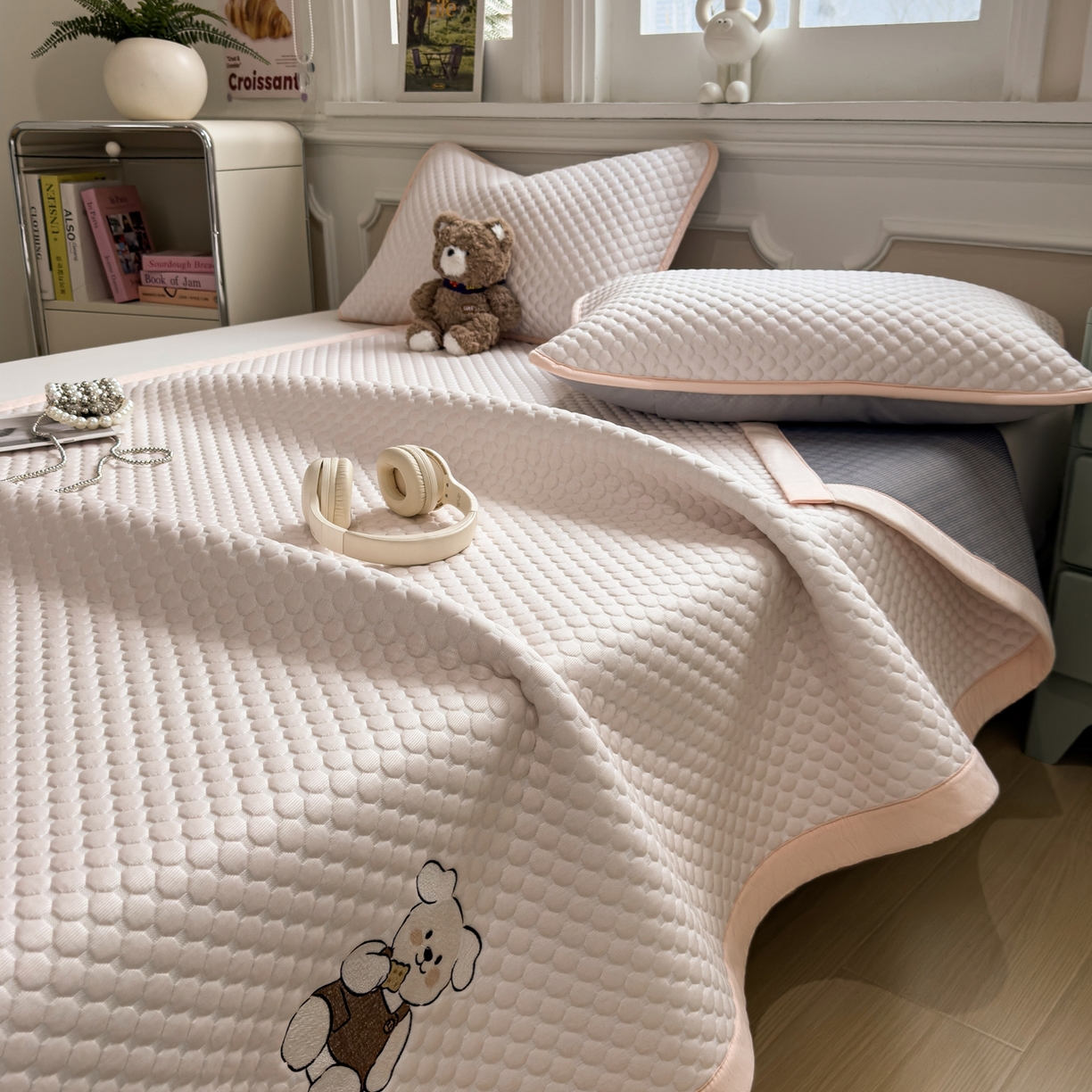 91家纺网 家纺一手货源 找家纺 卡初家居（原微来） 2026新款冰豆豆凉席刺绣款凉席席子-小熊饼干 芭蕾粉-床铺款