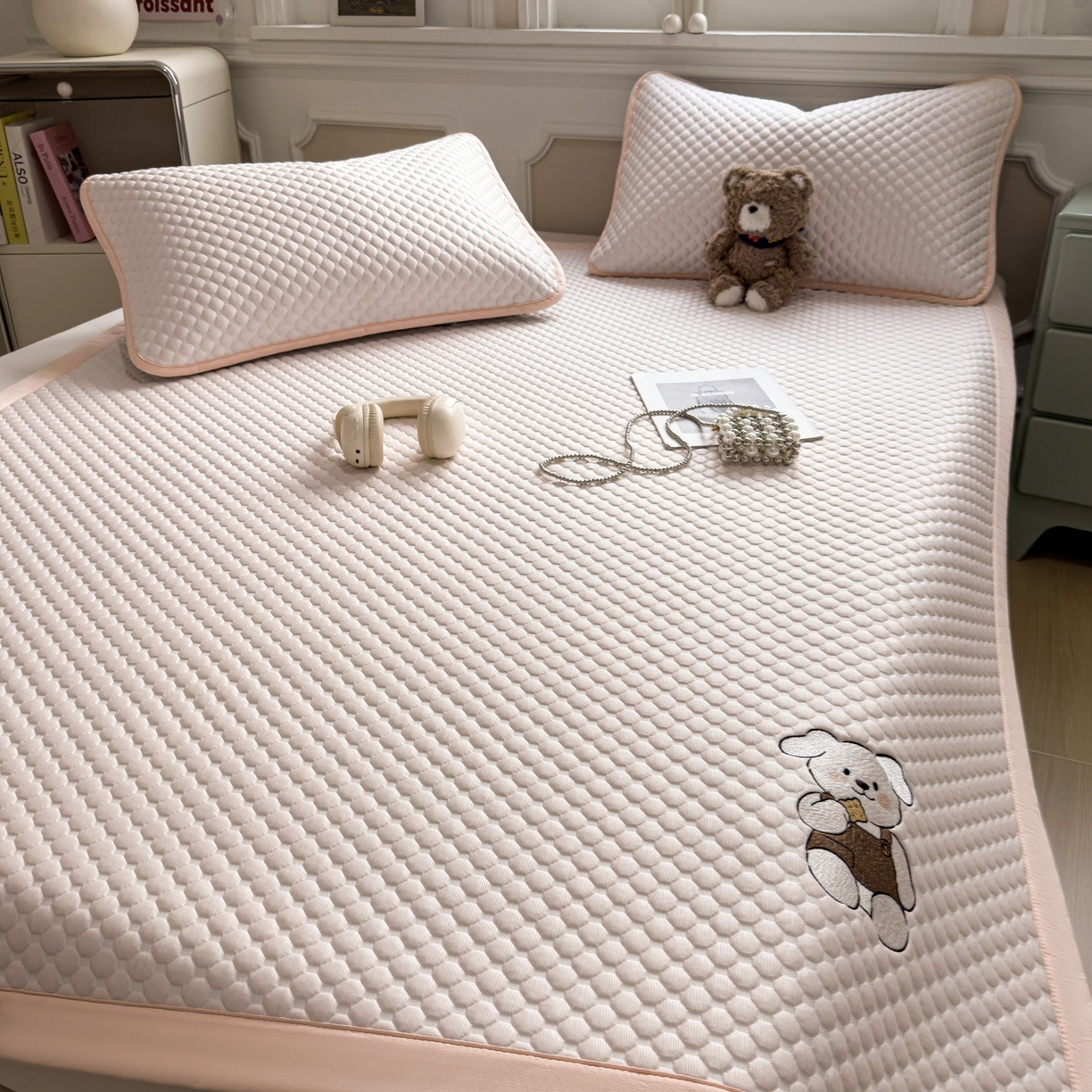 91家纺网 家纺一手货源 找家纺 卡初家居（原微来） 2026新款冰豆豆凉席刺绣款凉席席子-小熊饼干 芭蕾粉-床铺款