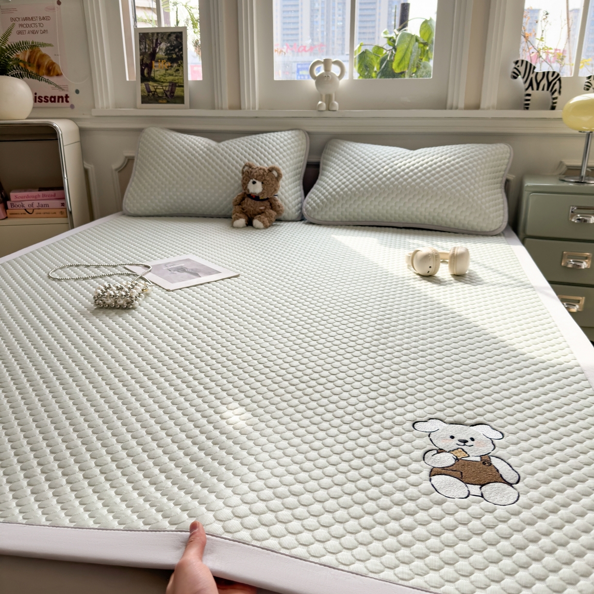 91家纺网 家纺一手货源 找家纺 卡初家居（原微来） 2026新款冰豆豆凉席刺绣款凉席席子-小熊饼干 果绿-床铺款