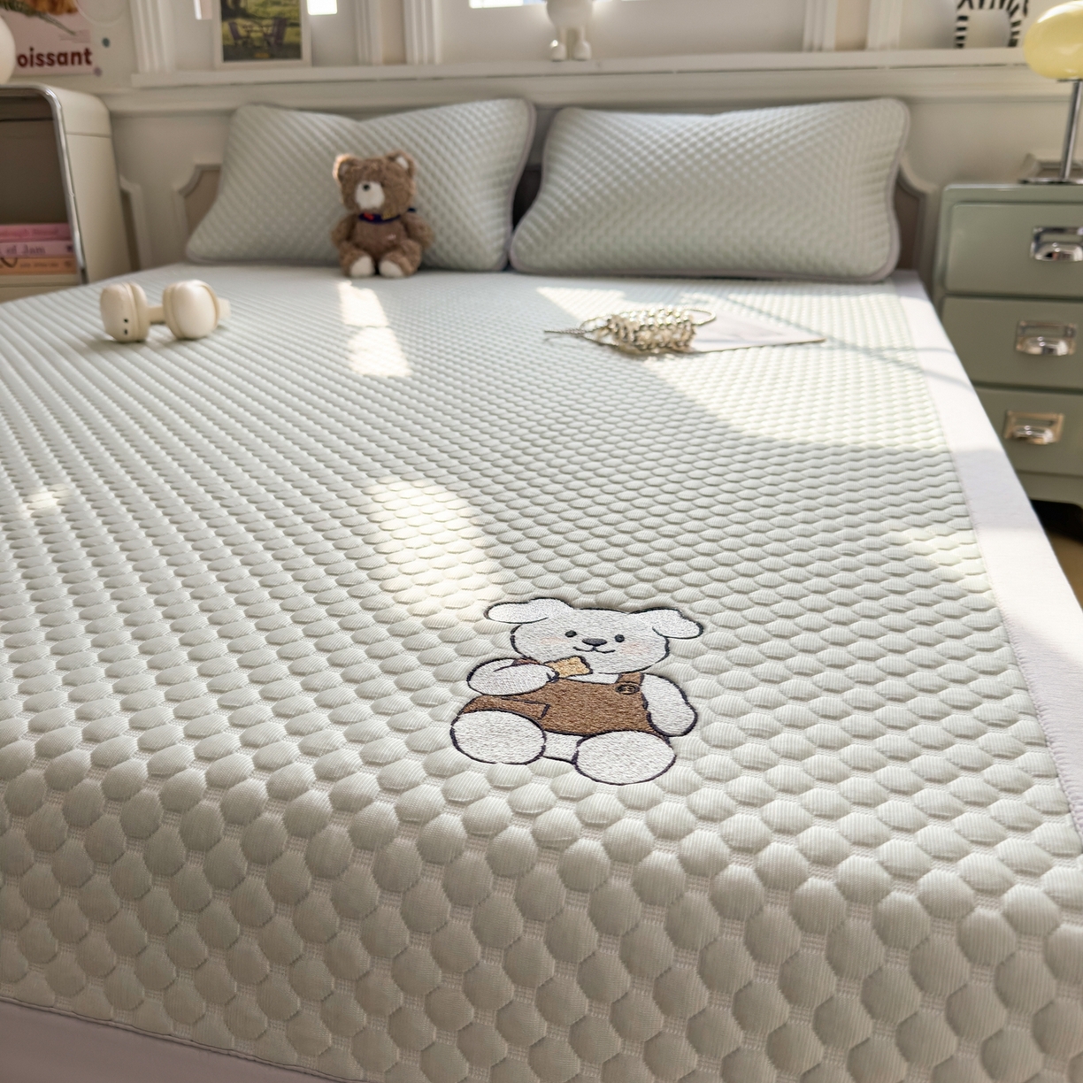 91家纺网 家纺一手货源 找家纺 卡初家居（原微来） 2026新款冰豆豆凉席刺绣款凉席席子-小熊饼干 果绿-床铺款