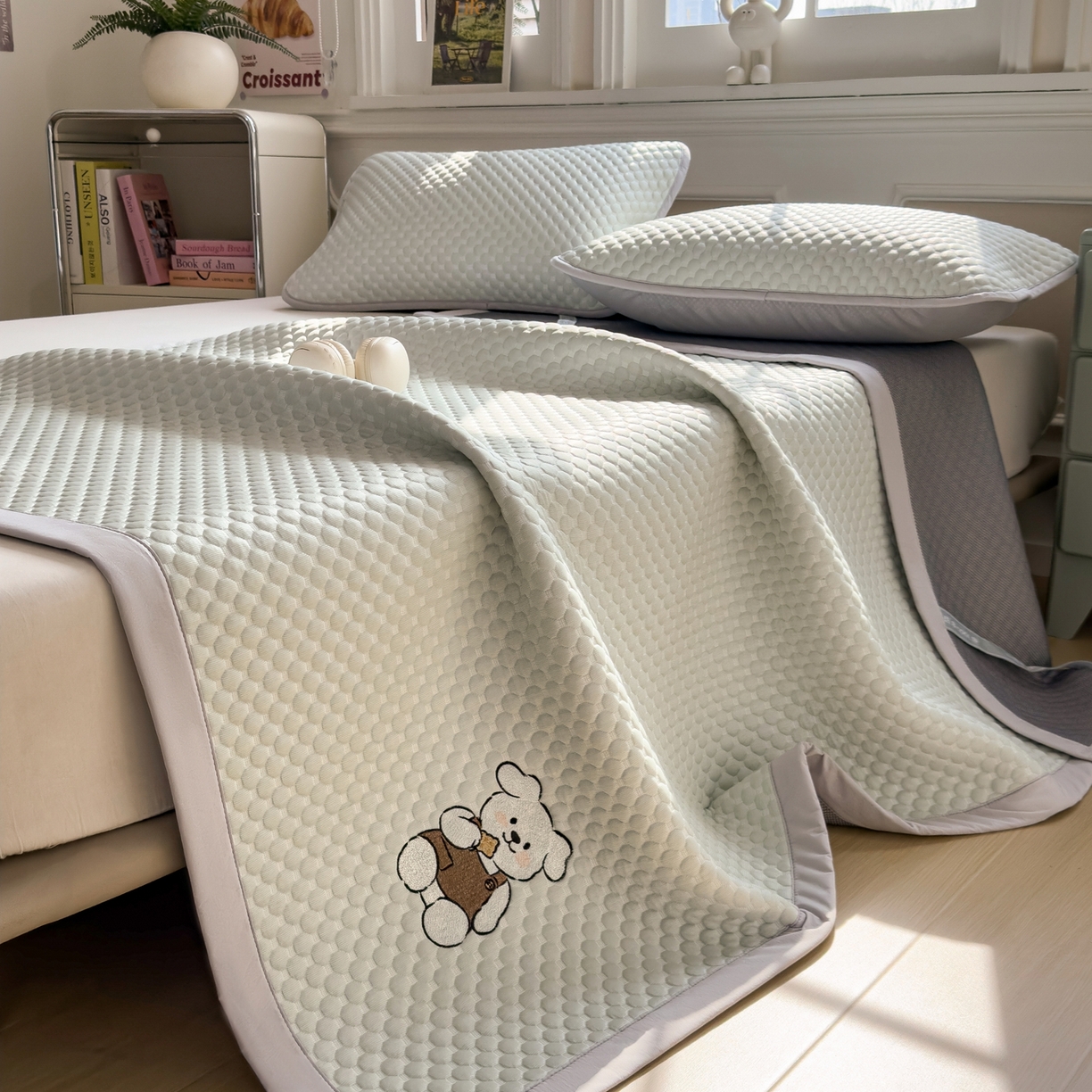 91家纺网 家纺一手货源 找家纺 卡初家居（原微来） 2026新款冰豆豆凉席刺绣款凉席席子-小熊饼干 果绿-床铺款