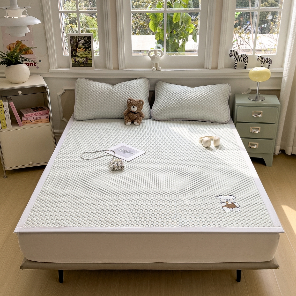 91家纺网 家纺一手货源 找家纺 卡初家居（原微来） 2026新款冰豆豆凉席刺绣款凉席席子-小熊饼干 果绿-床铺款