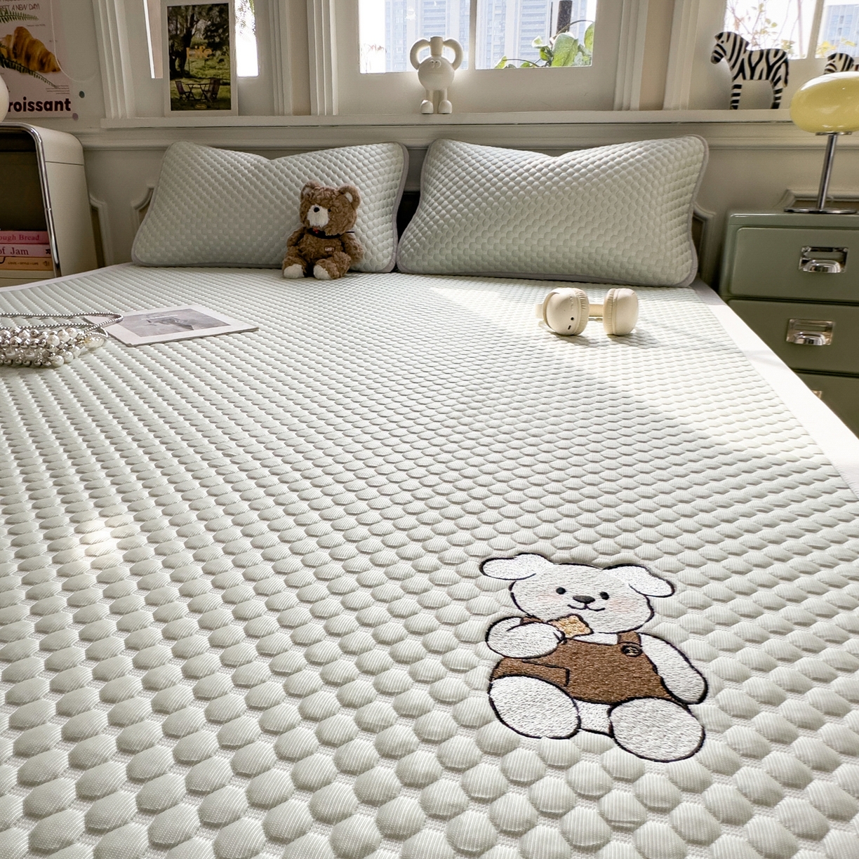 91家纺网 家纺一手货源 找家纺 卡初家居（原微来） 2026新款冰豆豆凉席刺绣款凉席席子-小熊饼干 果绿-床铺款