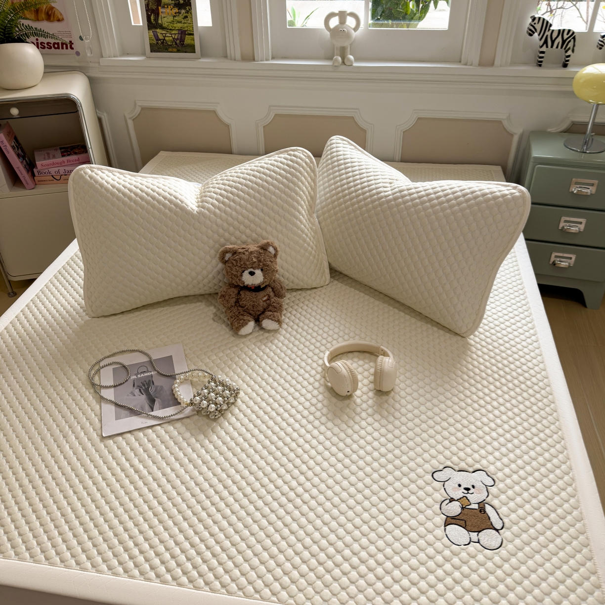 91家纺网 家纺一手货源 找家纺 卡初家居（原微来） 2026新款冰豆豆凉席刺绣款凉席席子-小熊饼干 奶酪黄-床铺款