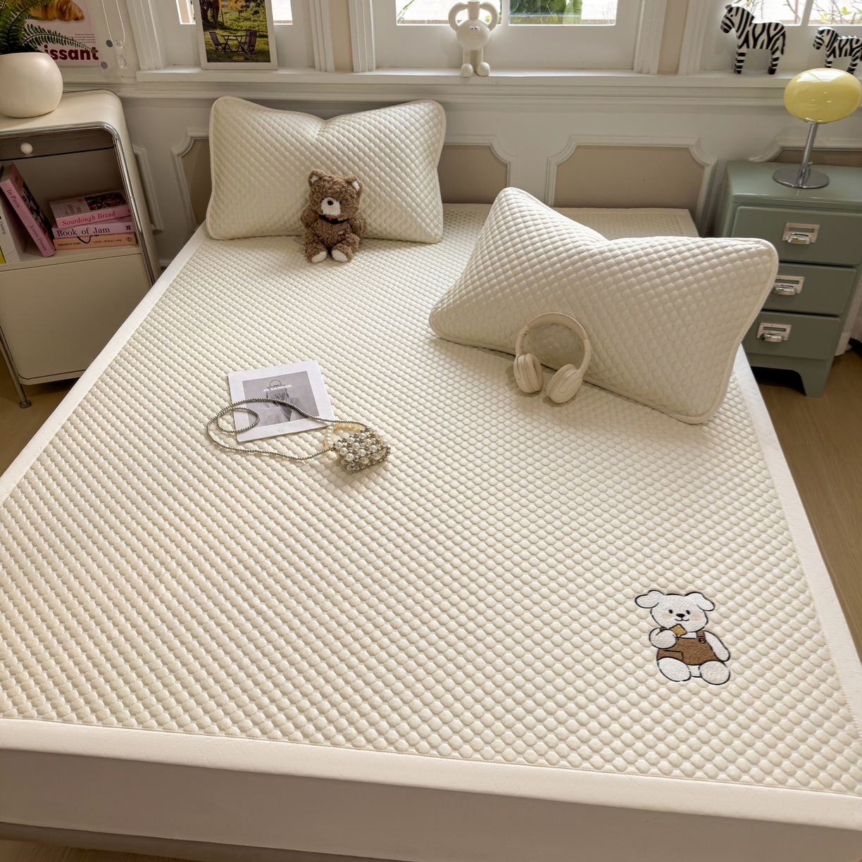 91家纺网 家纺一手货源 找家纺 卡初家居（原微来） 2026新款冰豆豆凉席刺绣款凉席席子-小熊饼干 奶酪黄-床铺款