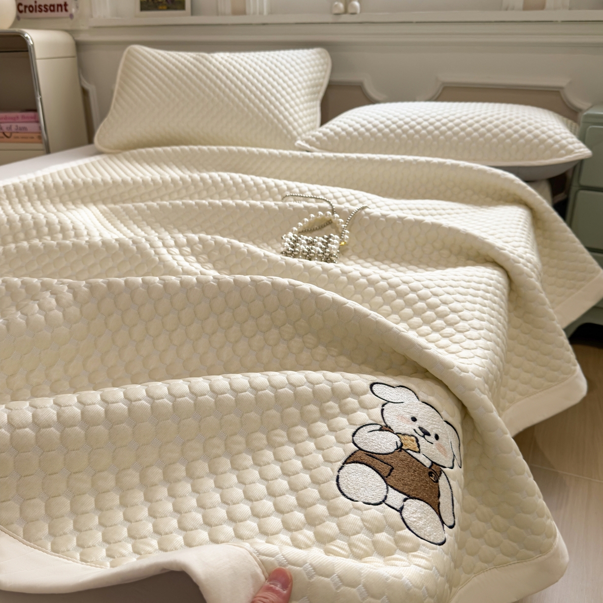 91家纺网 家纺一手货源 找家纺 卡初家居（原微来） 2026新款冰豆豆凉席刺绣款凉席席子-小熊饼干 奶酪黄-床铺款