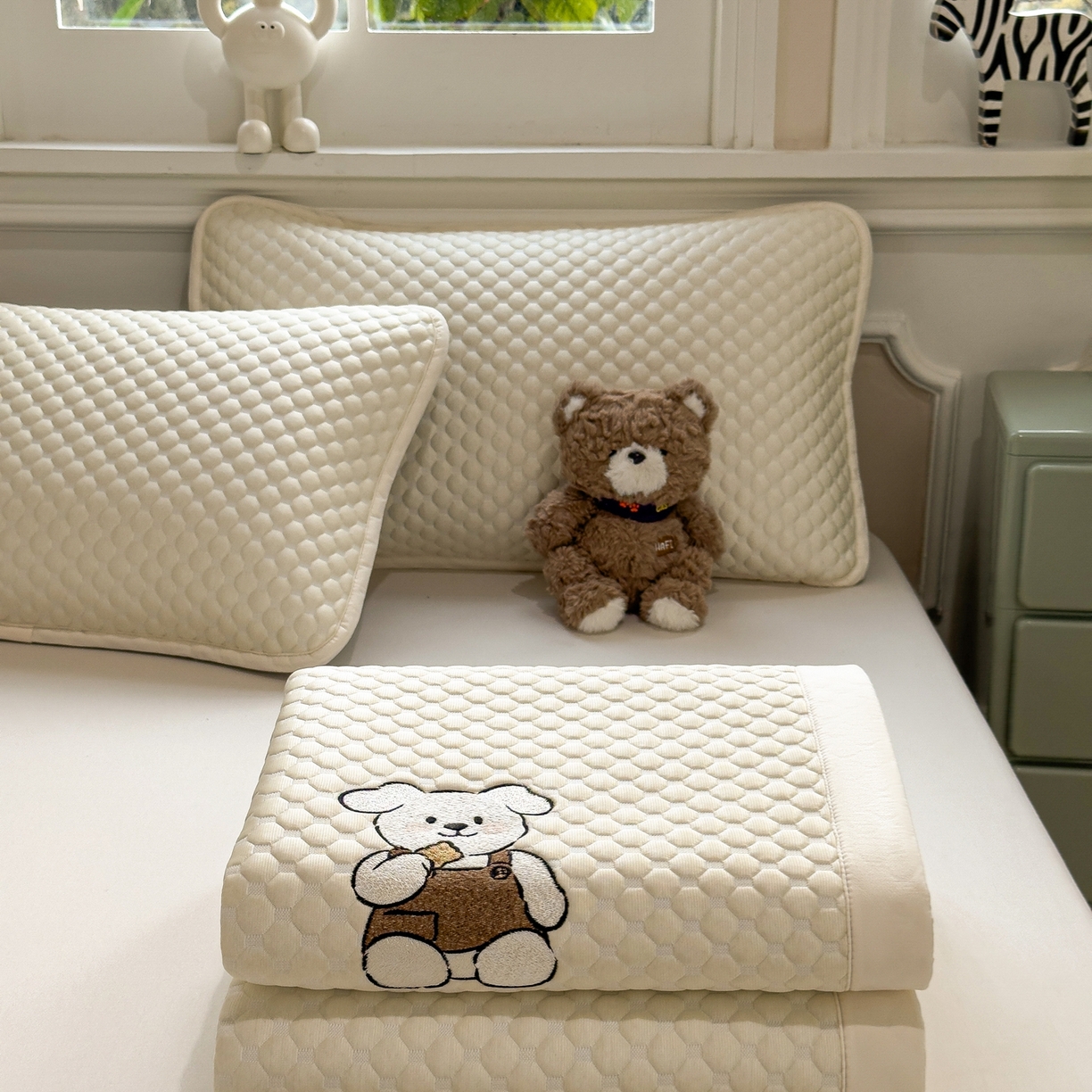 91家纺网 家纺一手货源 找家纺 卡初家居（原微来） 2026新款冰豆豆凉席刺绣款凉席席子-小熊饼干 奶酪黄-床铺款