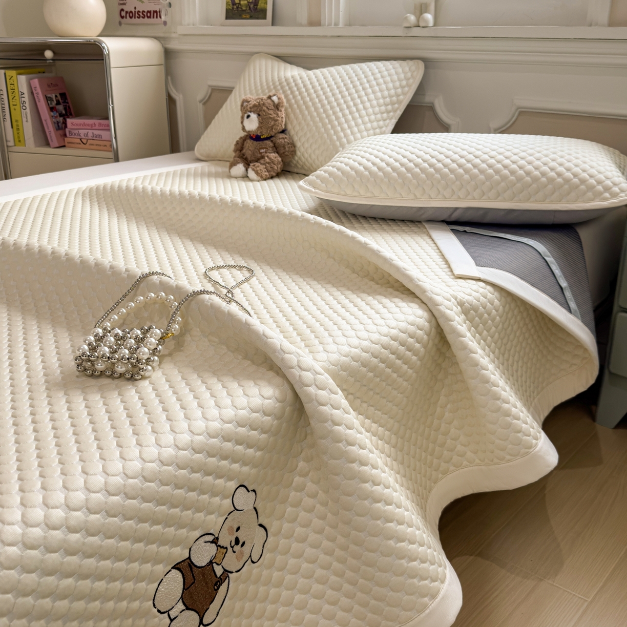 91家纺网 家纺一手货源 找家纺 卡初家居（原微来） 2026新款冰豆豆凉席刺绣款凉席席子-小熊饼干 奶酪黄-床铺款