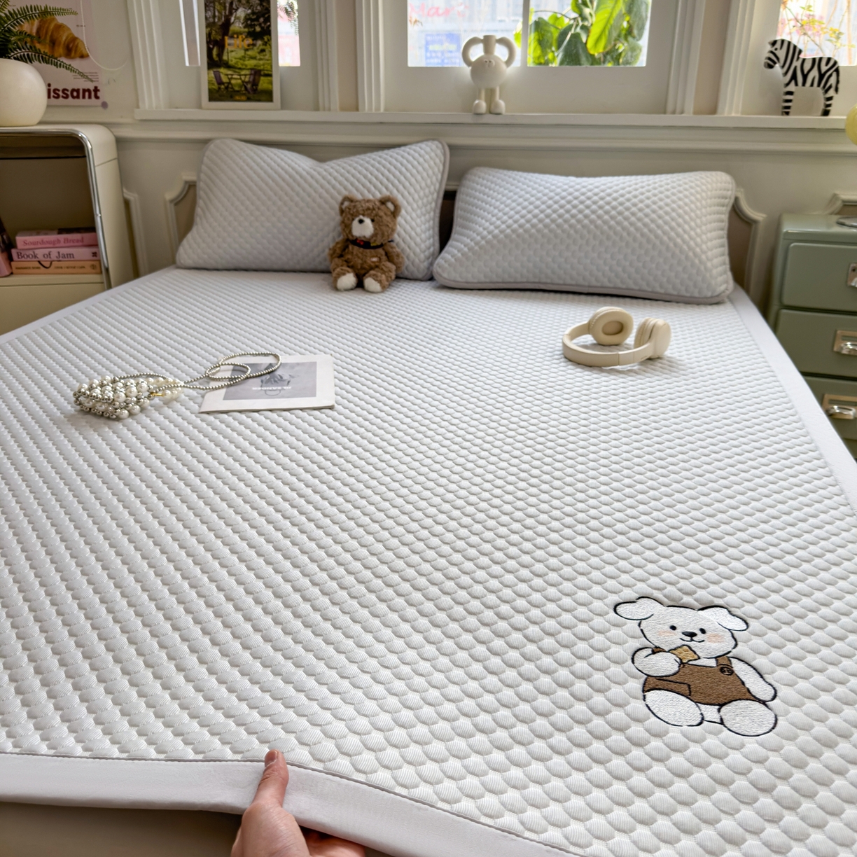 91家纺网 家纺一手货源 找家纺 卡初家居（原微来） 2026新款冰豆豆凉席刺绣款凉席席子-小熊饼干 薇薇蓝-床铺款