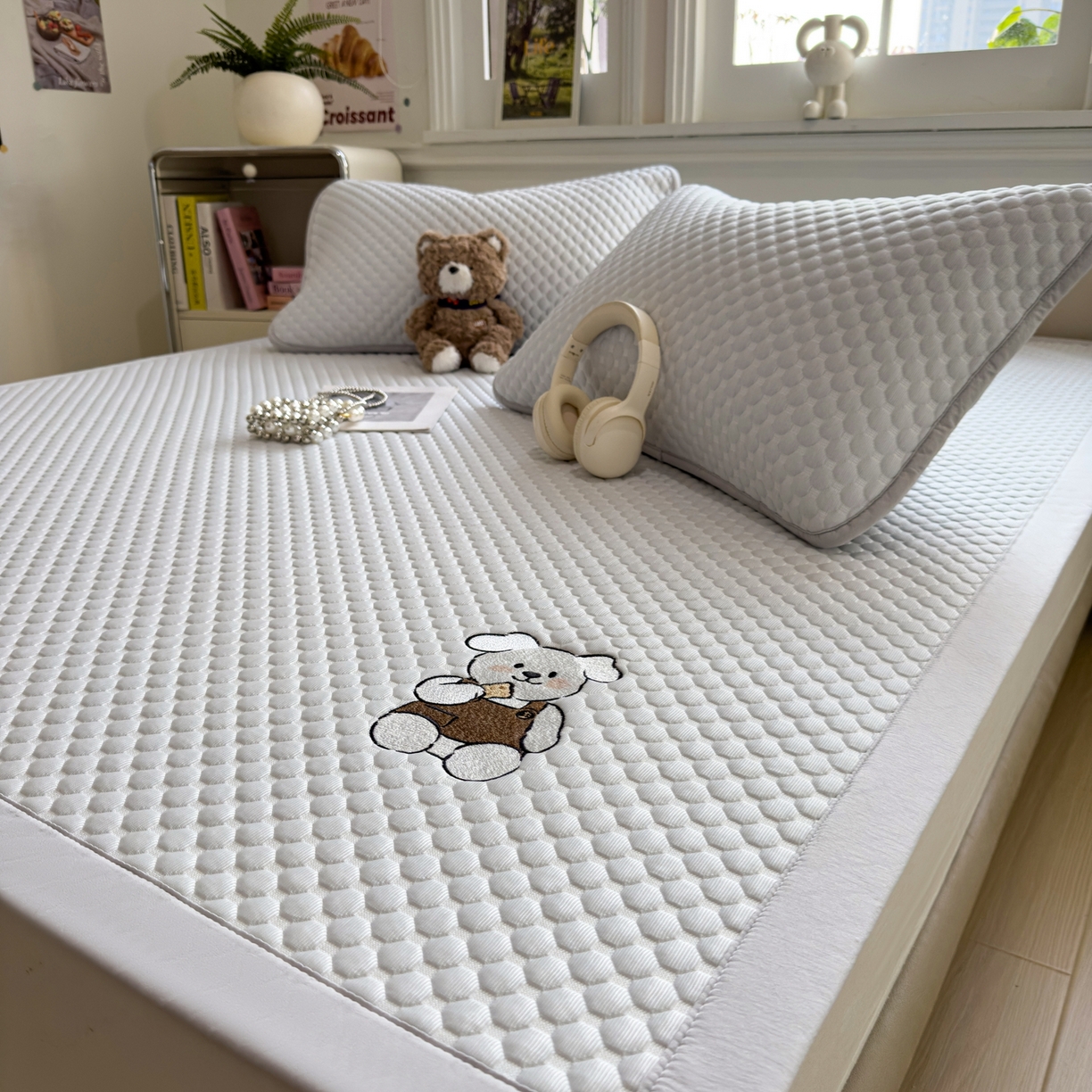 91家纺网 家纺一手货源 找家纺 卡初家居（原微来） 2026新款冰豆豆凉席刺绣款凉席席子-小熊饼干 薇薇蓝-床铺款