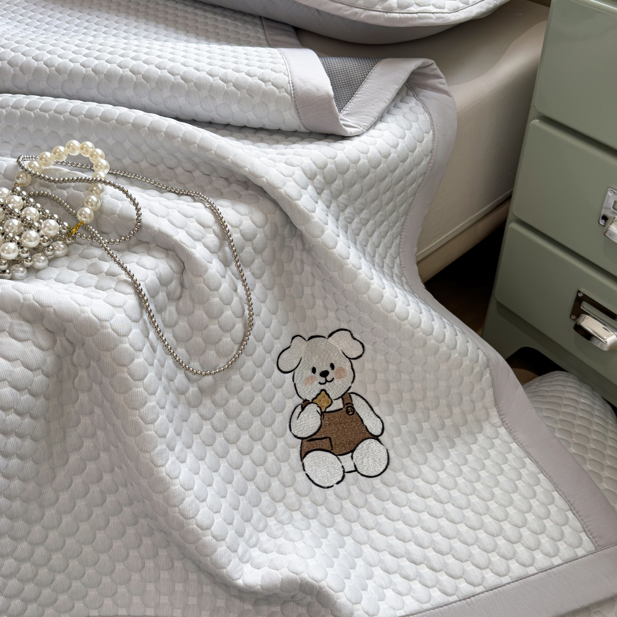 91家纺网 家纺一手货源 找家纺 卡初家居（原微来） 2026新款冰豆豆凉席刺绣款凉席席子-小熊饼干 薇薇蓝-床铺款