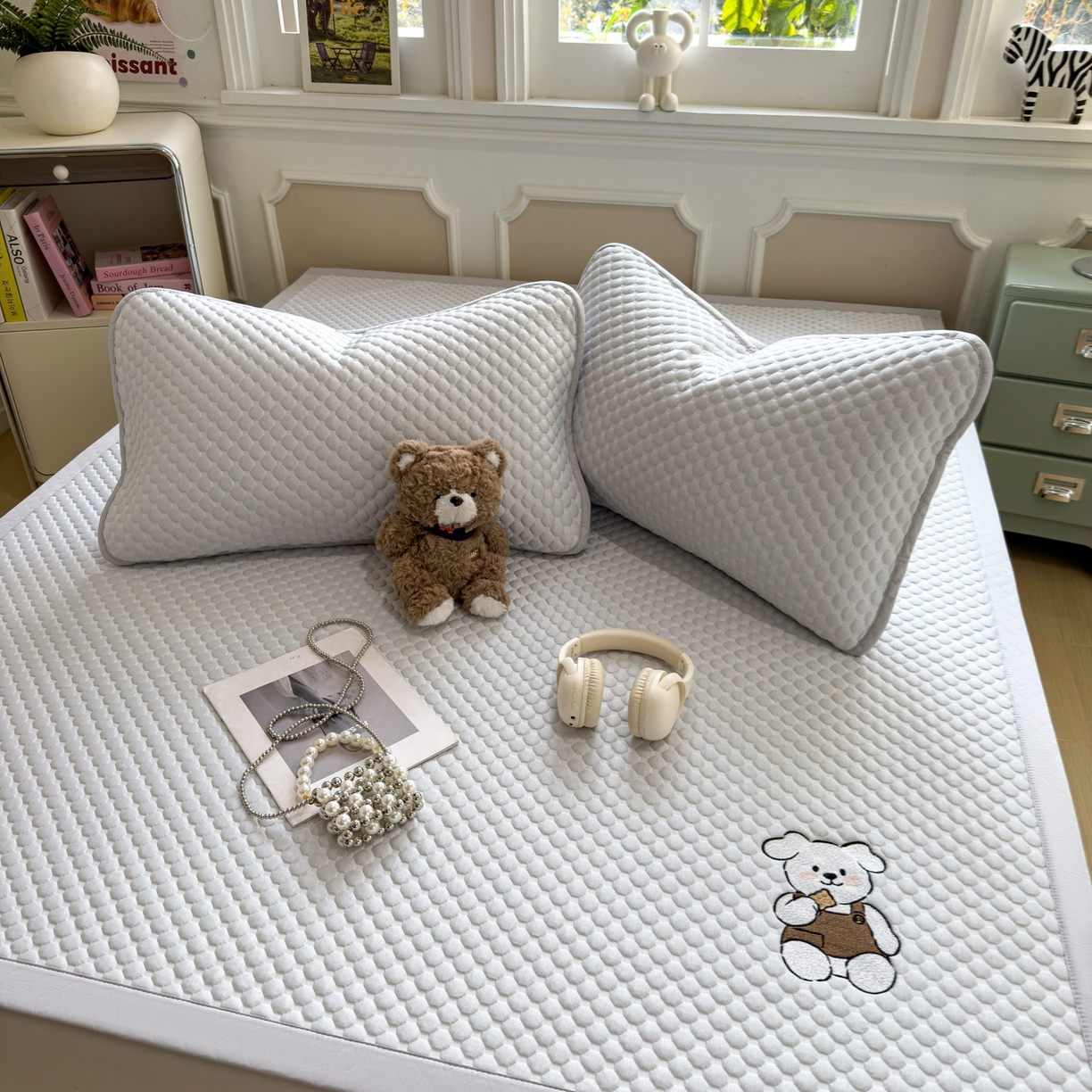 91家纺网 家纺一手货源 找家纺 卡初家居（原微来） 2026新款冰豆豆凉席刺绣款凉席席子-小熊饼干 薇薇蓝-床铺款