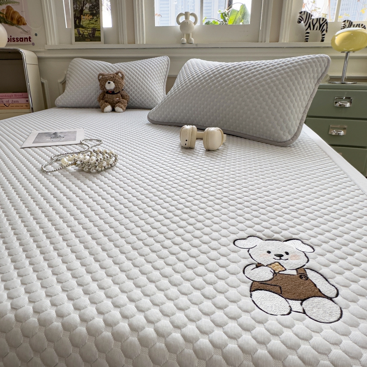 91家纺网 家纺一手货源 找家纺 卡初家居（原微来） 2026新款冰豆豆凉席刺绣款凉席席子-小熊饼干 薇薇蓝-床铺款