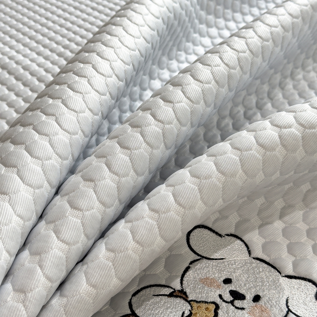 91家纺网 家纺一手货源 找家纺 卡初家居（原微来） 2026新款冰豆豆凉席刺绣款凉席席子-小熊饼干 薇薇蓝-床铺款