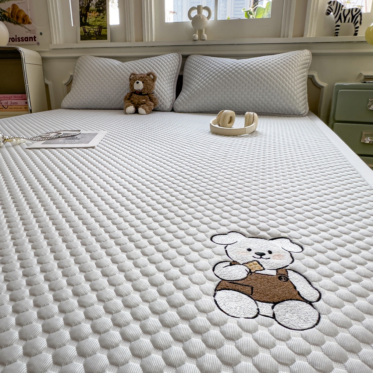 91家纺网 家纺一手货源 找家纺 卡初家居（原微来） 2026新款冰豆豆凉席刺绣款凉席席子-小熊饼干 薇薇蓝-床铺款