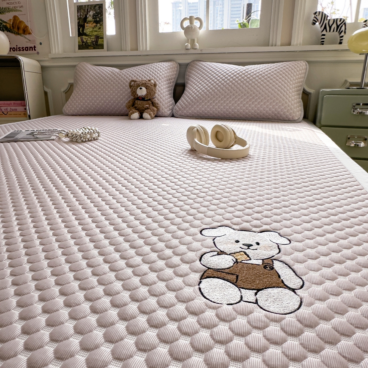 91家纺网 家纺一手货源 找家纺 卡初家居（原微来） 2026新款冰豆豆凉席刺绣款凉席席子-小熊饼干 香芋紫-床铺款