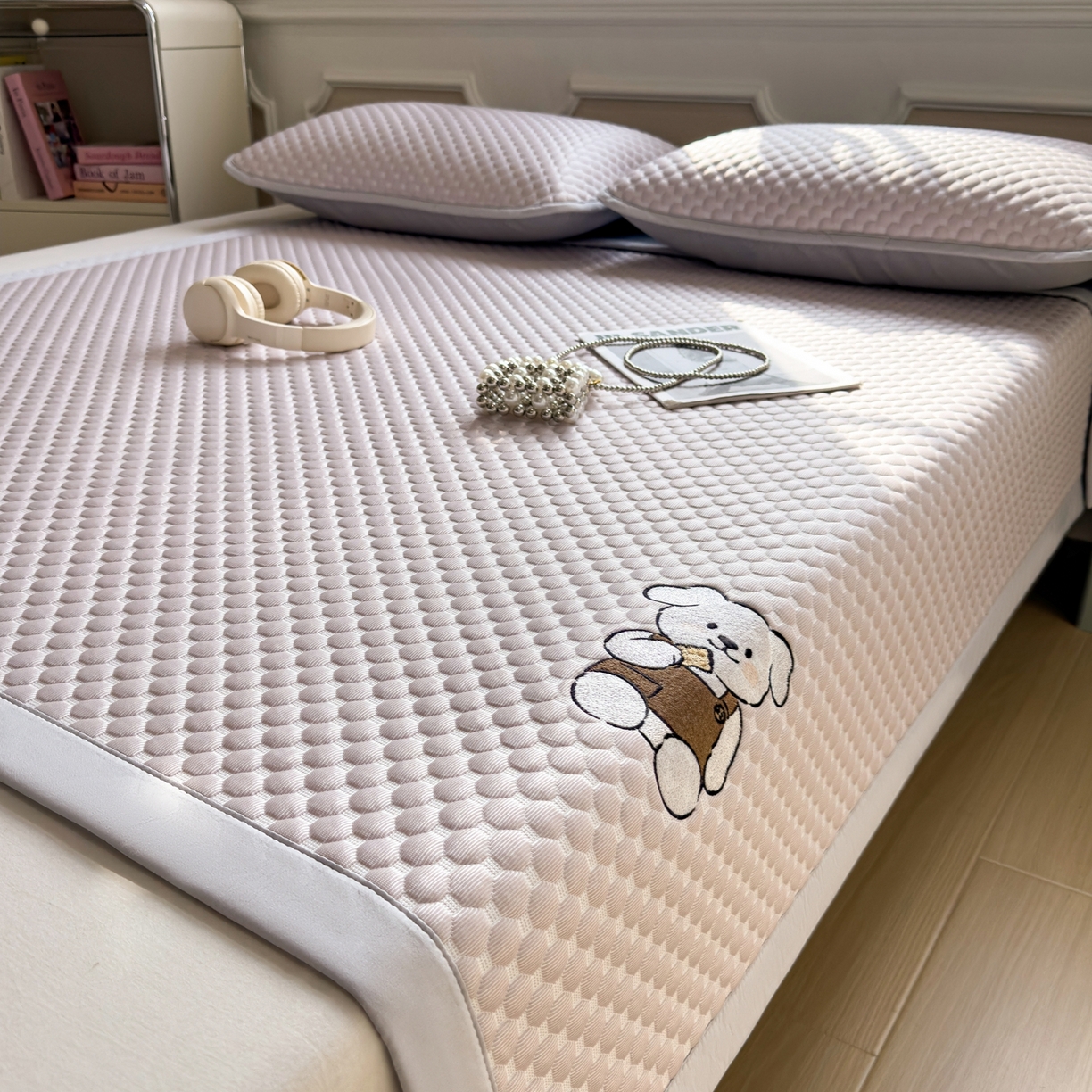 91家纺网 家纺一手货源 找家纺 卡初家居（原微来） 2026新款冰豆豆凉席刺绣款凉席席子-小熊饼干 香芋紫-床铺款