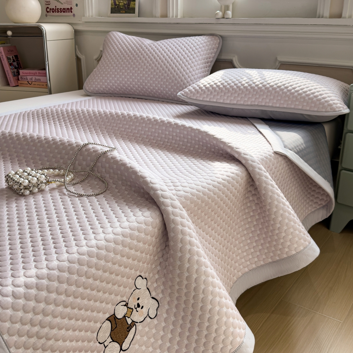 91家纺网 家纺一手货源 找家纺 卡初家居（原微来） 2026新款冰豆豆凉席刺绣款凉席席子-小熊饼干 香芋紫-床铺款