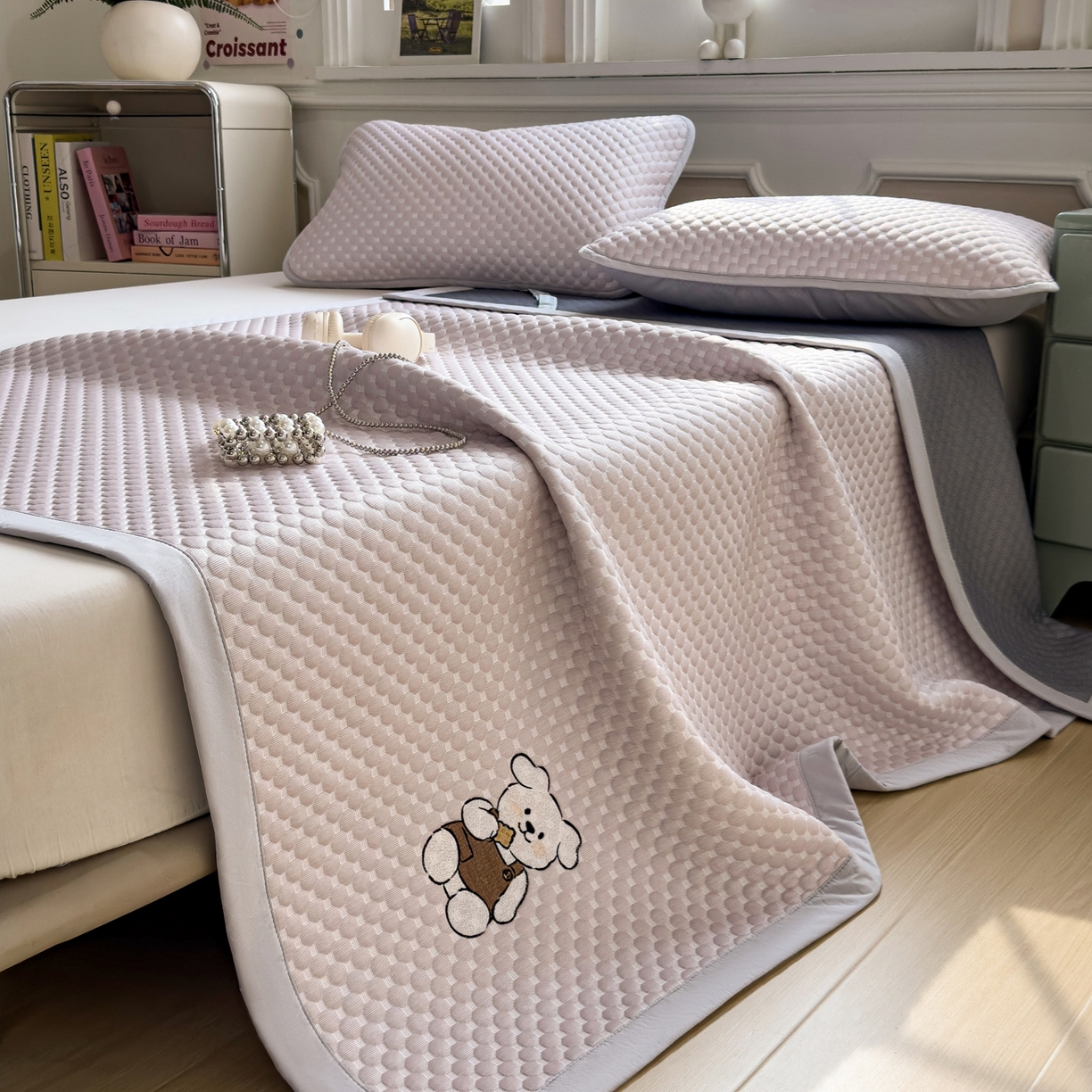 91家纺网 家纺一手货源 找家纺 卡初家居（原微来） 2026新款冰豆豆凉席刺绣款凉席席子-小熊饼干 香芋紫-床铺款