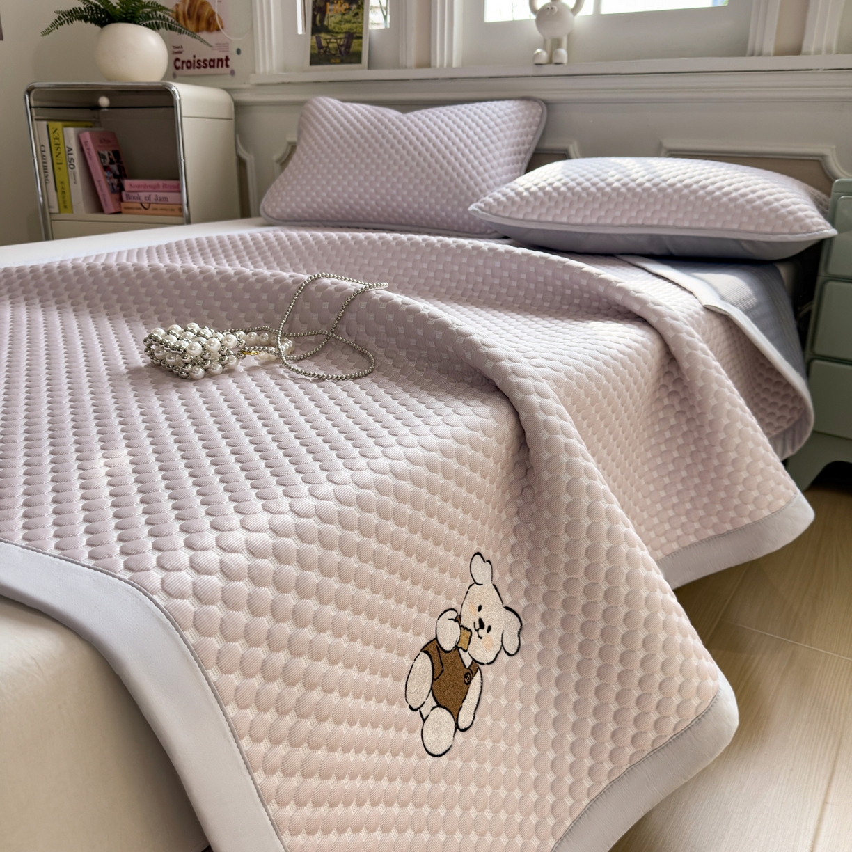 91家纺网 家纺一手货源 找家纺 卡初家居（原微来） 2026新款冰豆豆凉席刺绣款凉席席子-小熊饼干 香芋紫-床铺款