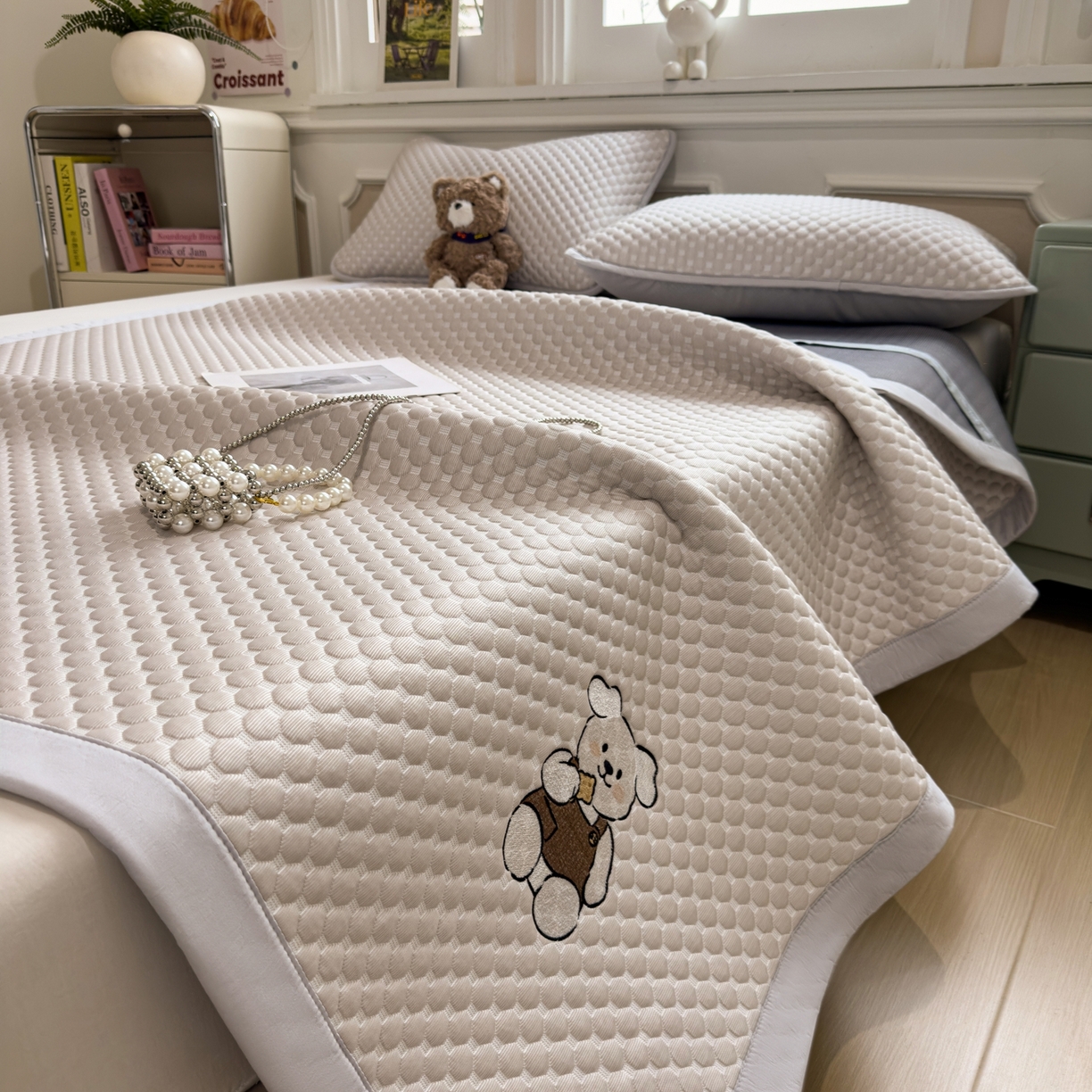 91家纺网 家纺一手货源 找家纺 卡初家居（原微来） 2026新款冰豆豆凉席刺绣款凉席席子-小熊饼干 椰子灰-床铺款