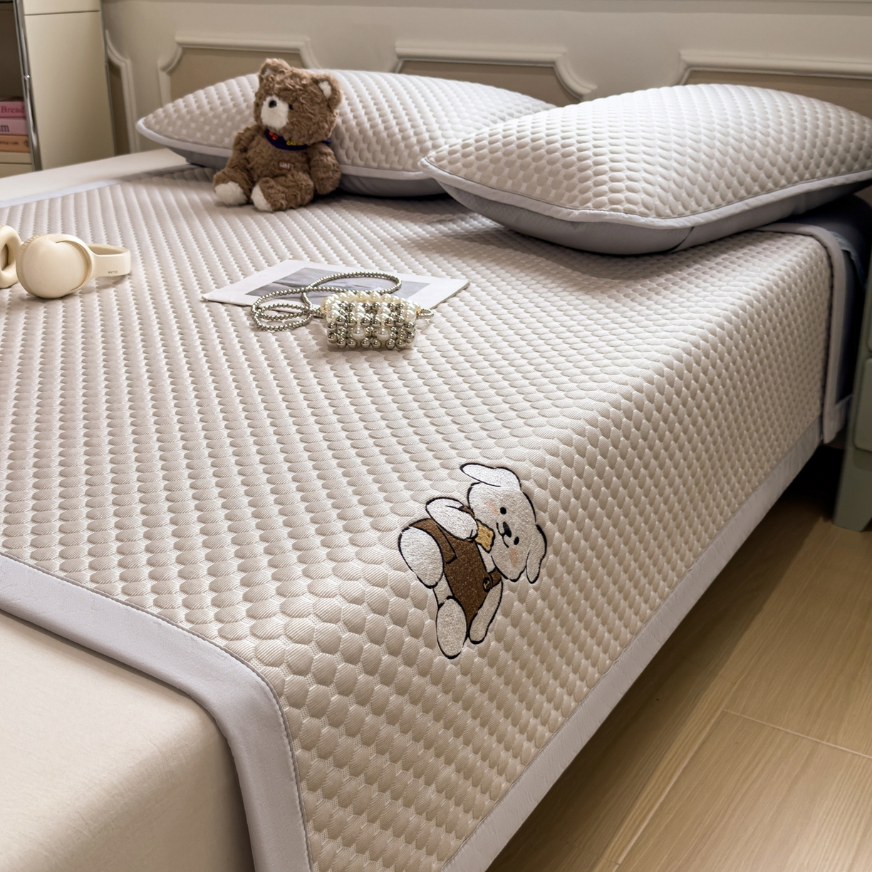 91家纺网 家纺一手货源 找家纺 卡初家居（原微来） 2026新款冰豆豆凉席刺绣款凉席席子-小熊饼干 椰子灰-床铺款