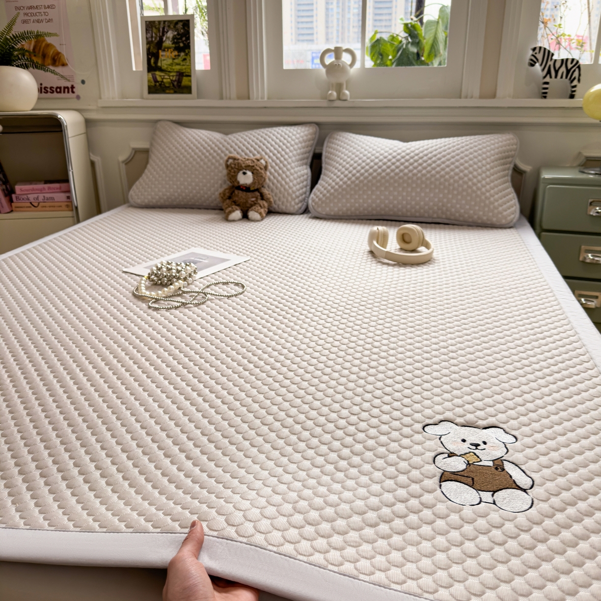 91家纺网 家纺一手货源 找家纺 卡初家居（原微来） 2026新款冰豆豆凉席刺绣款凉席席子-小熊饼干 椰子灰-床铺款