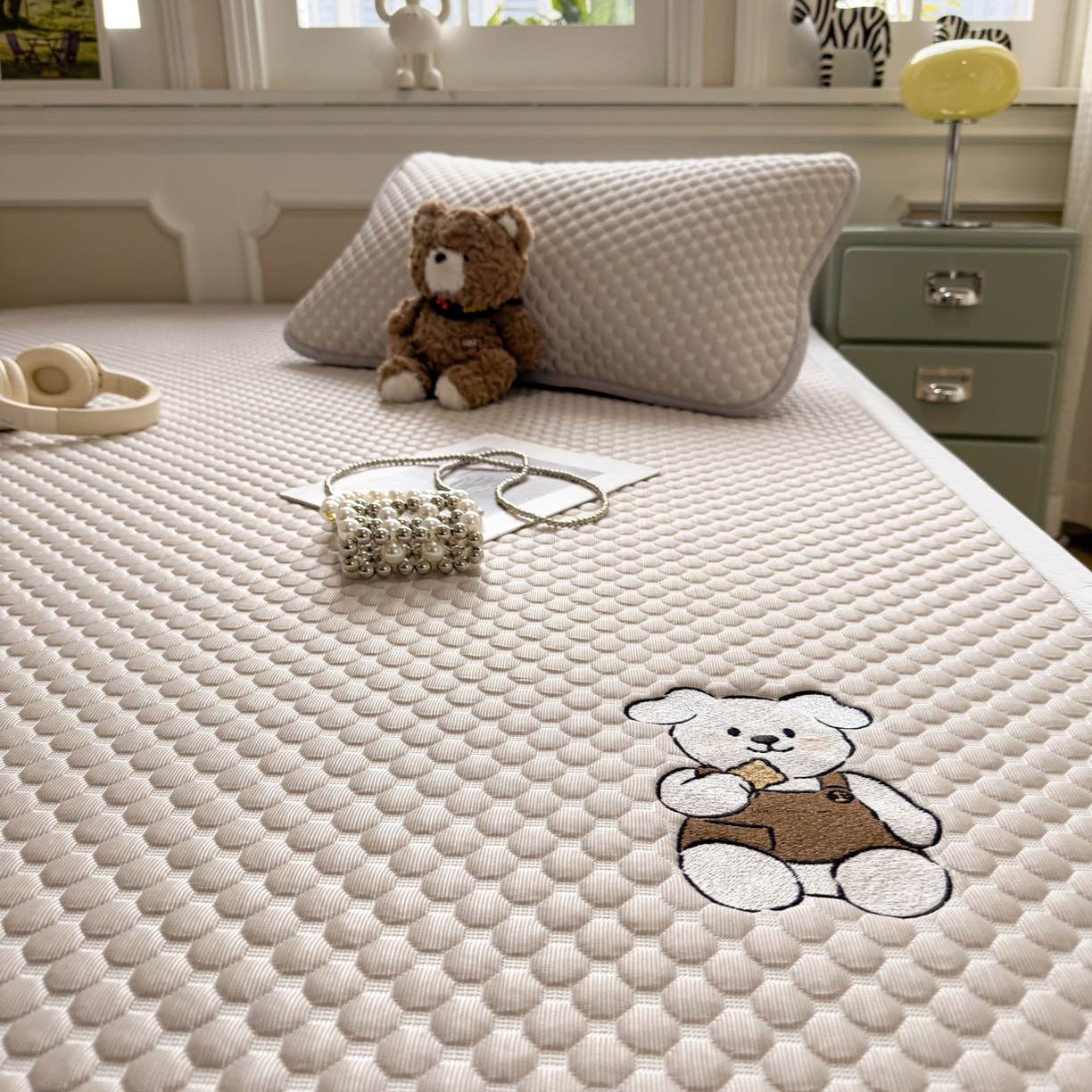 91家纺网 家纺一手货源 找家纺 卡初家居（原微来） 2026新款冰豆豆凉席刺绣款凉席席子-小熊饼干 椰子灰-床铺款