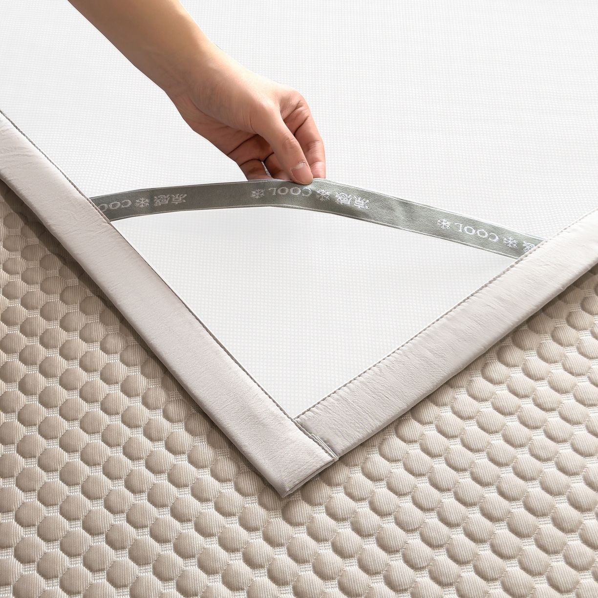 91家纺网 家纺一手货源 找家纺 卡初家居（原微来） 2026新款冰豆豆凉席刺绣款凉席席子-小熊饼干 椰子灰-床铺款