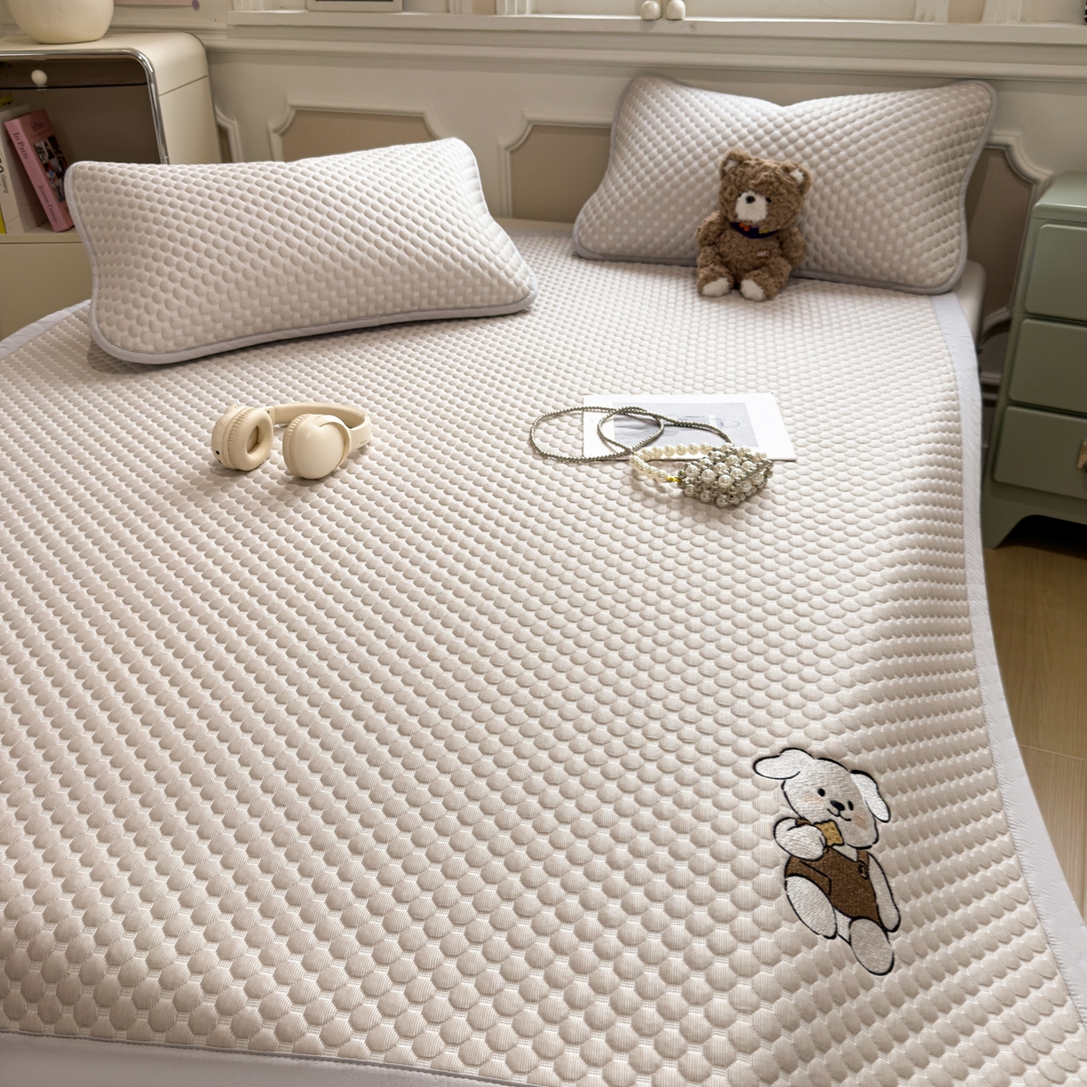 91家纺网 家纺一手货源 找家纺 卡初家居（原微来） 2026新款冰豆豆凉席刺绣款凉席席子-小熊饼干 椰子灰-床铺款