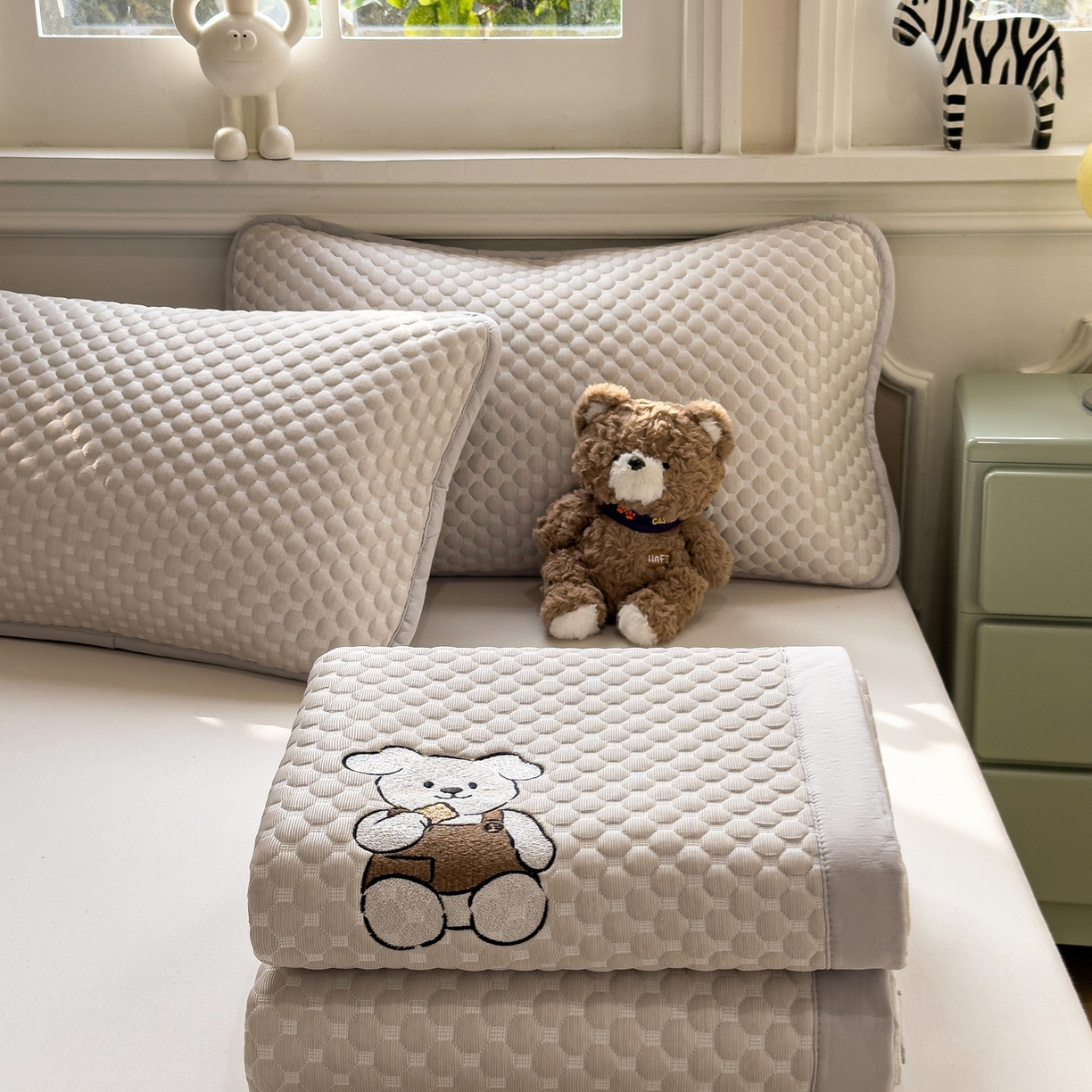 91家纺网 家纺一手货源 找家纺 卡初家居（原微来） 2026新款冰豆豆凉席刺绣款凉席席子-小熊饼干 椰子灰-床铺款