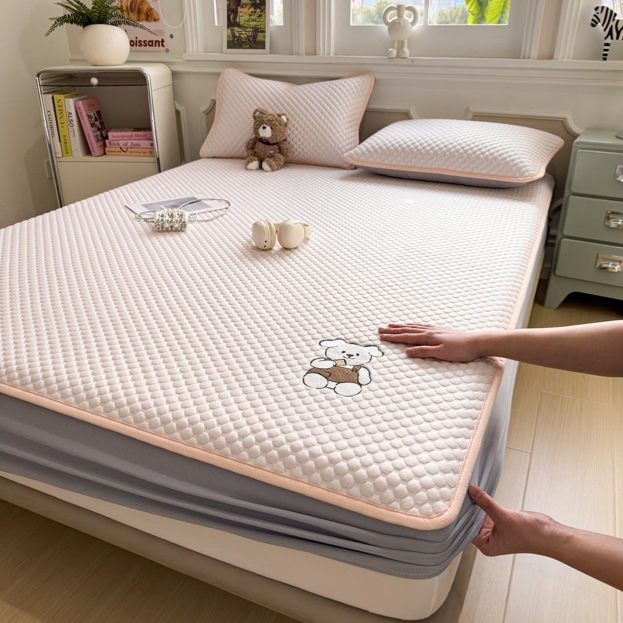 卡初家居（原微来） 2026新款冰豆豆凉席刺绣款凉席席子-小熊饼干 芭蕾粉-床笠款