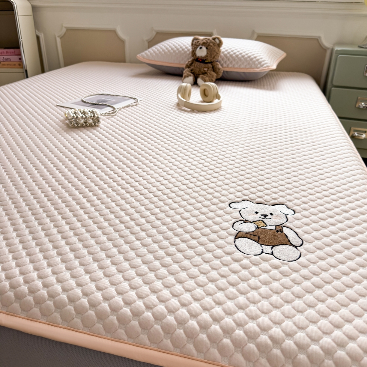 91家纺网 家纺一手货源 找家纺 卡初家居（原微来） 2026新款冰豆豆凉席刺绣款凉席席子-小熊饼干 芭蕾粉-床笠款