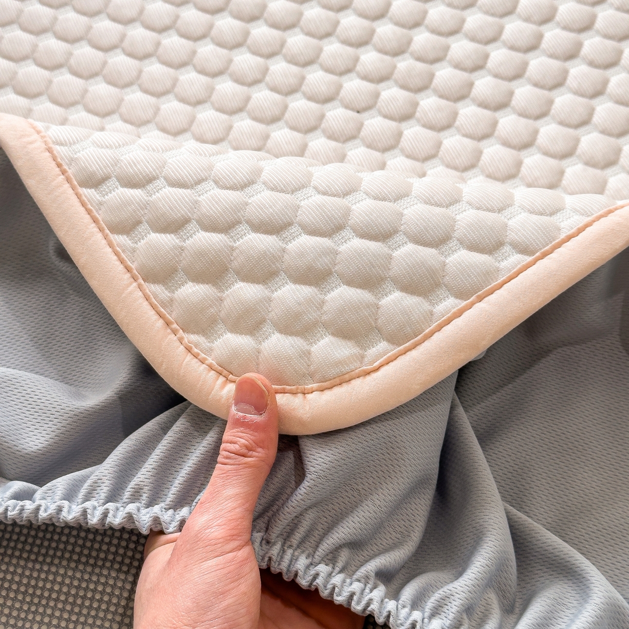 91家纺网 家纺一手货源 找家纺 卡初家居（原微来） 2026新款冰豆豆凉席刺绣款凉席席子-小熊饼干 芭蕾粉-床笠款