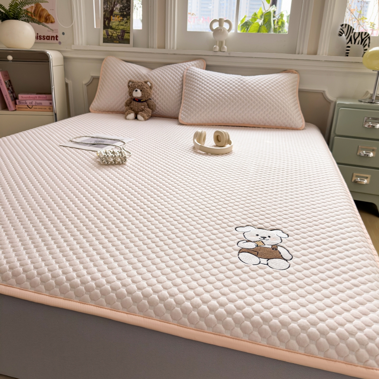 91家纺网 家纺一手货源 找家纺 卡初家居（原微来） 2026新款冰豆豆凉席刺绣款凉席席子-小熊饼干 芭蕾粉-床笠款