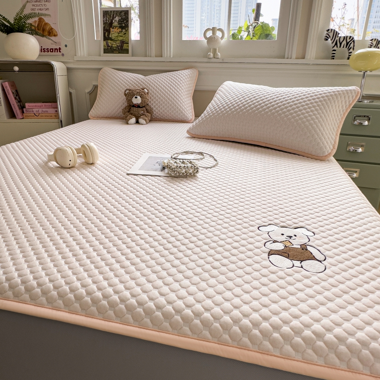 91家纺网 家纺一手货源 找家纺 卡初家居（原微来） 2026新款冰豆豆凉席刺绣款凉席席子-小熊饼干 芭蕾粉-床笠款