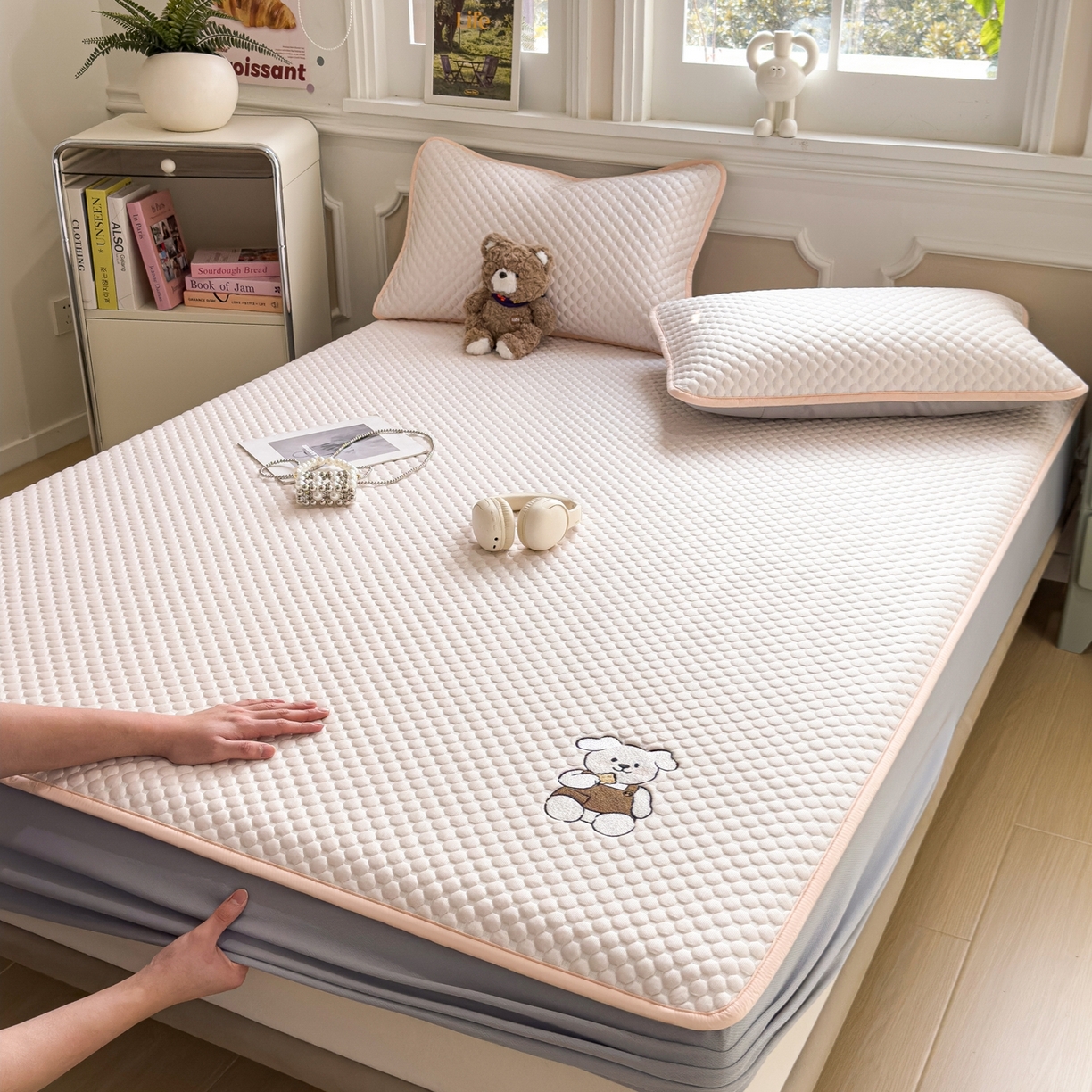 91家纺网 家纺一手货源 找家纺 卡初家居（原微来） 2026新款冰豆豆凉席刺绣款凉席席子-小熊饼干 芭蕾粉-床笠款