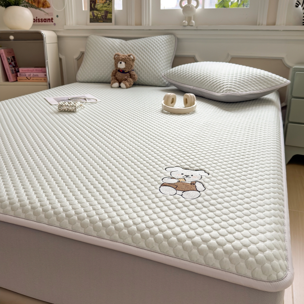 91家纺网 家纺一手货源 找家纺 卡初家居（原微来） 2026新款冰豆豆凉席刺绣款凉席席子-小熊饼干 果绿-床笠款