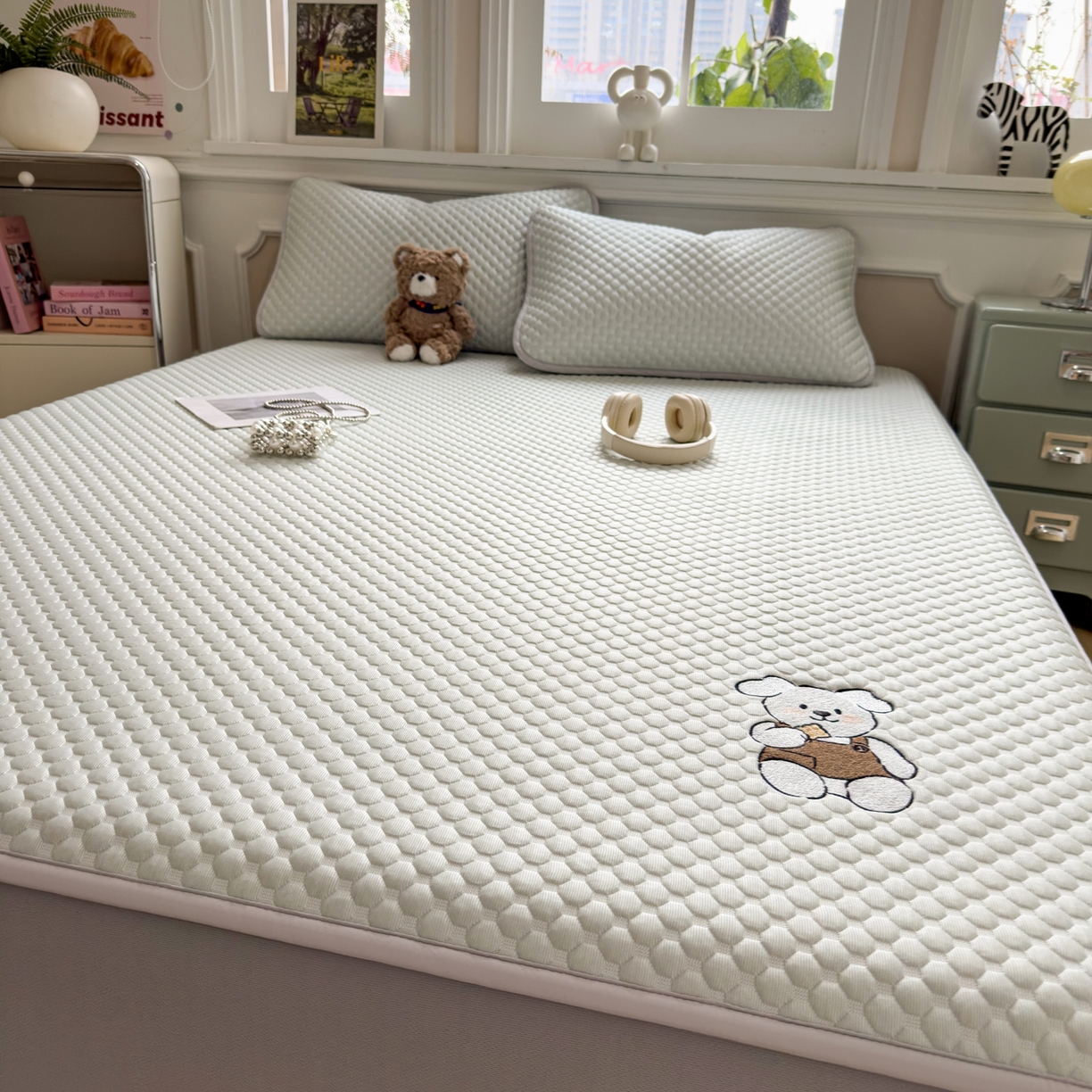 91家纺网 家纺一手货源 找家纺 卡初家居（原微来） 2026新款冰豆豆凉席刺绣款凉席席子-小熊饼干 果绿-床笠款