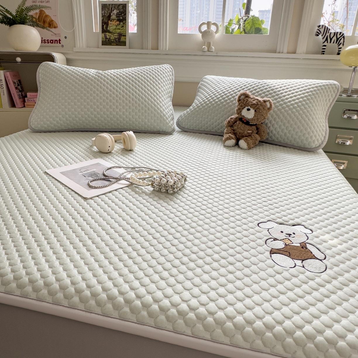 91家纺网 家纺一手货源 找家纺 卡初家居（原微来） 2026新款冰豆豆凉席刺绣款凉席席子-小熊饼干 果绿-床笠款