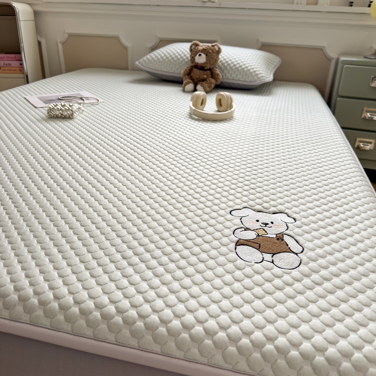 91家纺网 家纺一手货源 找家纺 卡初家居（原微来） 2026新款冰豆豆凉席刺绣款凉席席子-小熊饼干 果绿-床笠款