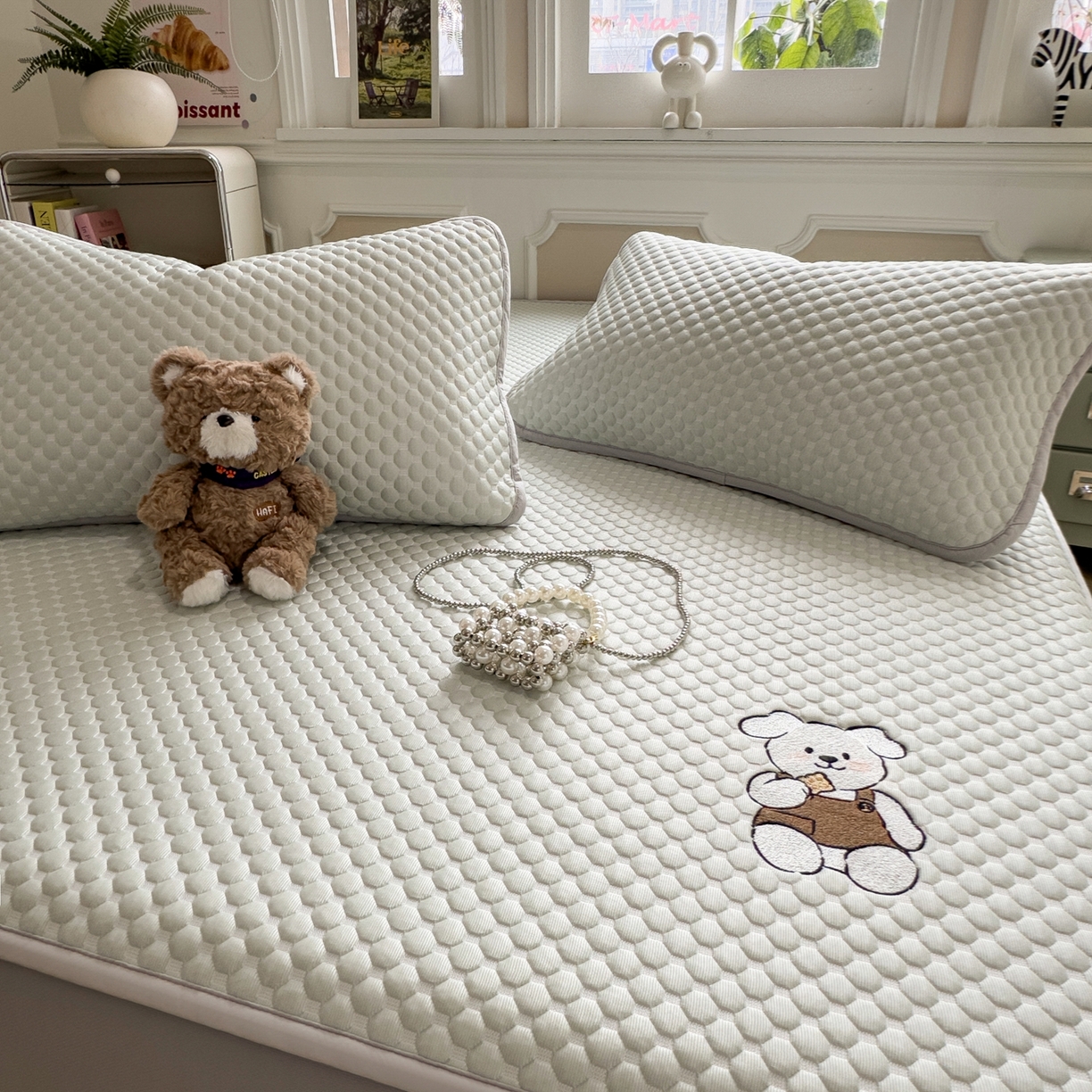 91家纺网 家纺一手货源 找家纺 卡初家居（原微来） 2026新款冰豆豆凉席刺绣款凉席席子-小熊饼干 果绿-床笠款