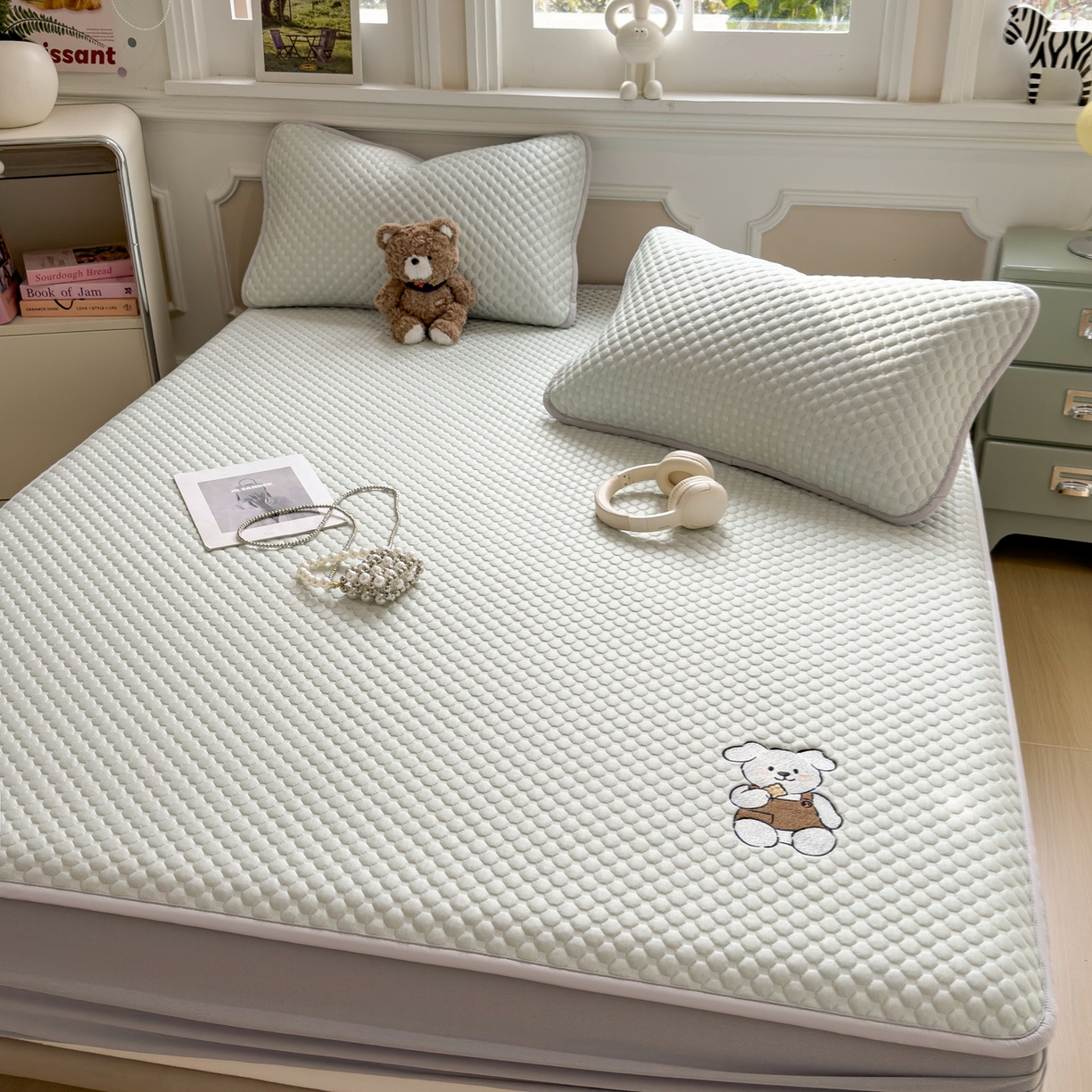 91家纺网 家纺一手货源 找家纺 卡初家居（原微来） 2026新款冰豆豆凉席刺绣款凉席席子-小熊饼干 果绿-床笠款