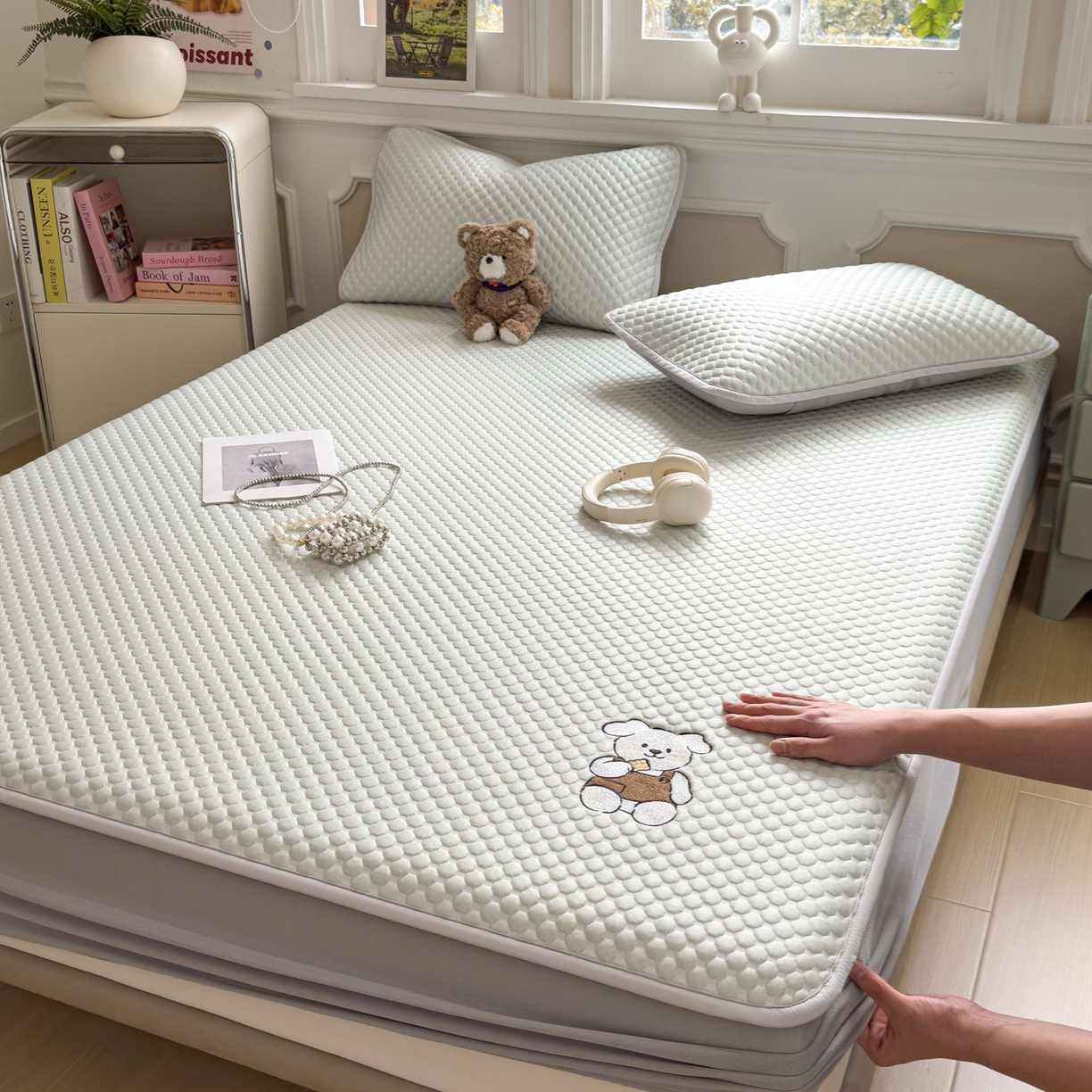 91家纺网 家纺一手货源 找家纺 卡初家居（原微来） 2026新款冰豆豆凉席刺绣款凉席席子-小熊饼干 果绿-床笠款