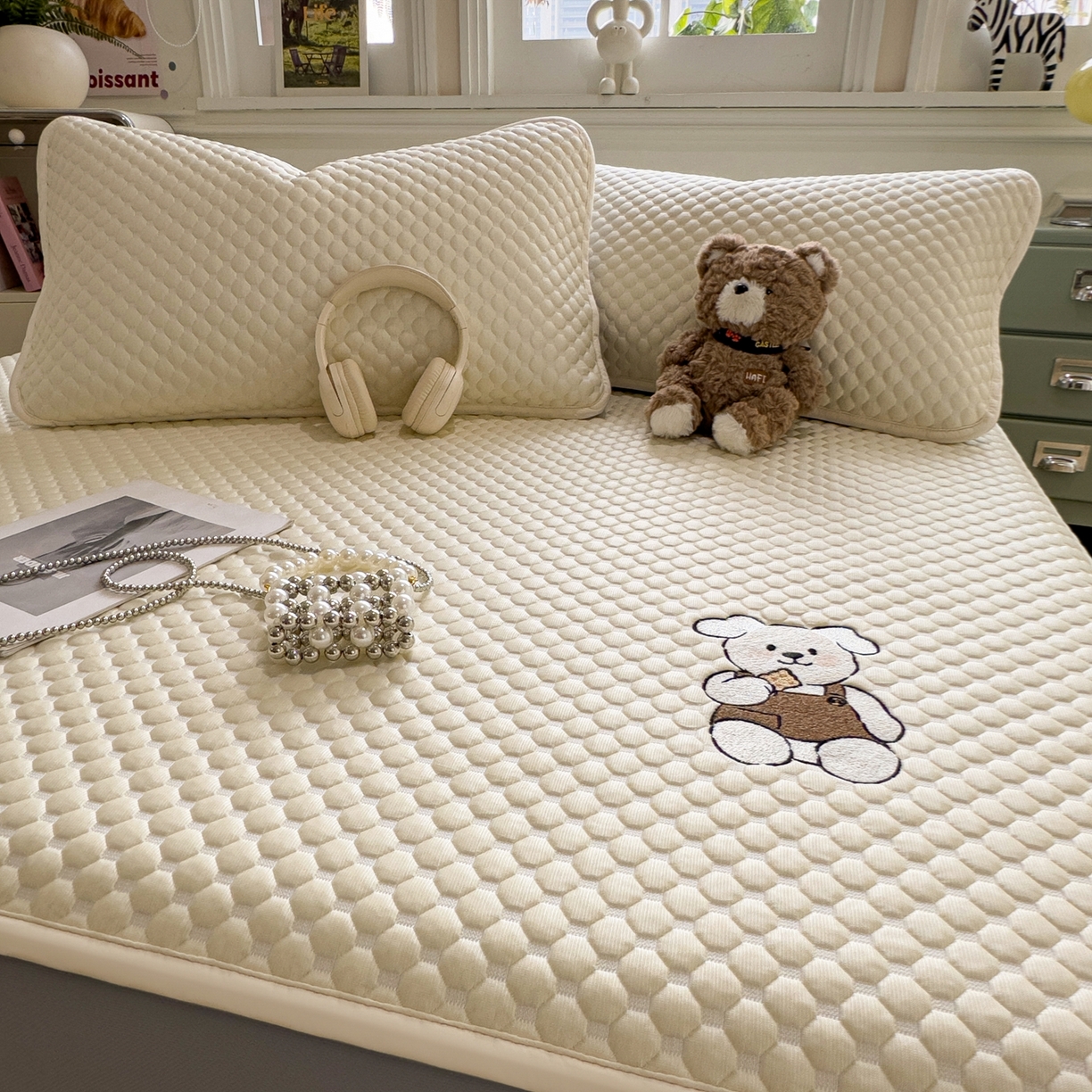 91家纺网 家纺一手货源 找家纺 卡初家居（原微来） 2026新款冰豆豆凉席刺绣款凉席席子-小熊饼干 奶酪黄-床笠款