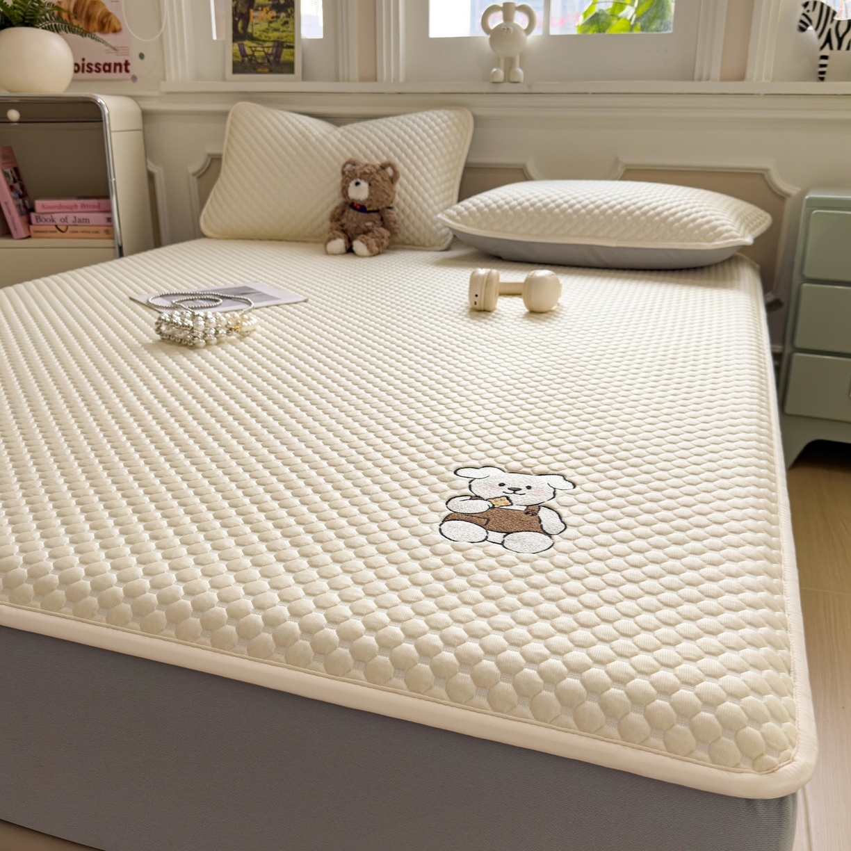 91家纺网 家纺一手货源 找家纺 卡初家居（原微来） 2026新款冰豆豆凉席刺绣款凉席席子-小熊饼干 奶酪黄-床笠款