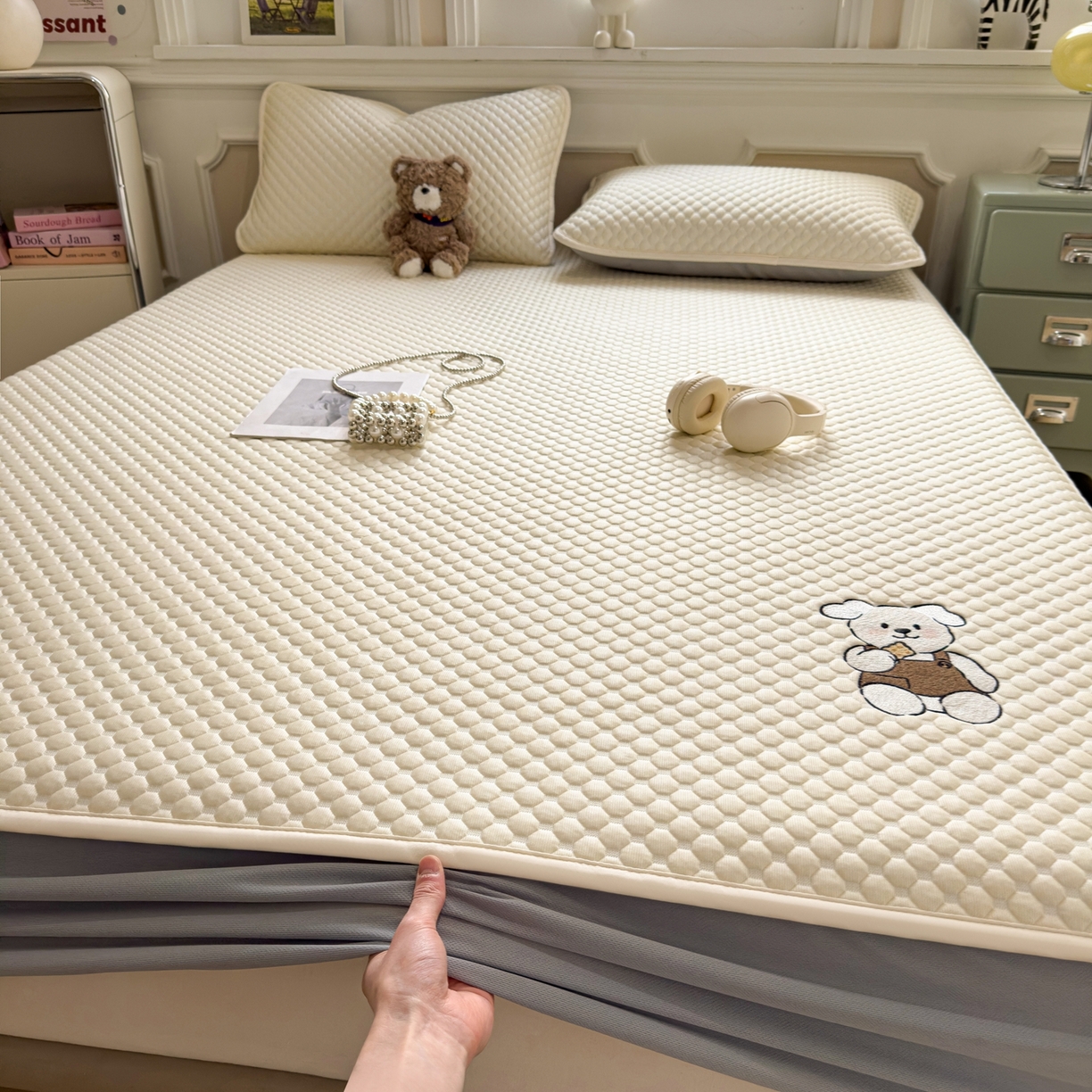 91家纺网 家纺一手货源 找家纺 卡初家居（原微来） 2026新款冰豆豆凉席刺绣款凉席席子-小熊饼干 奶酪黄-床笠款