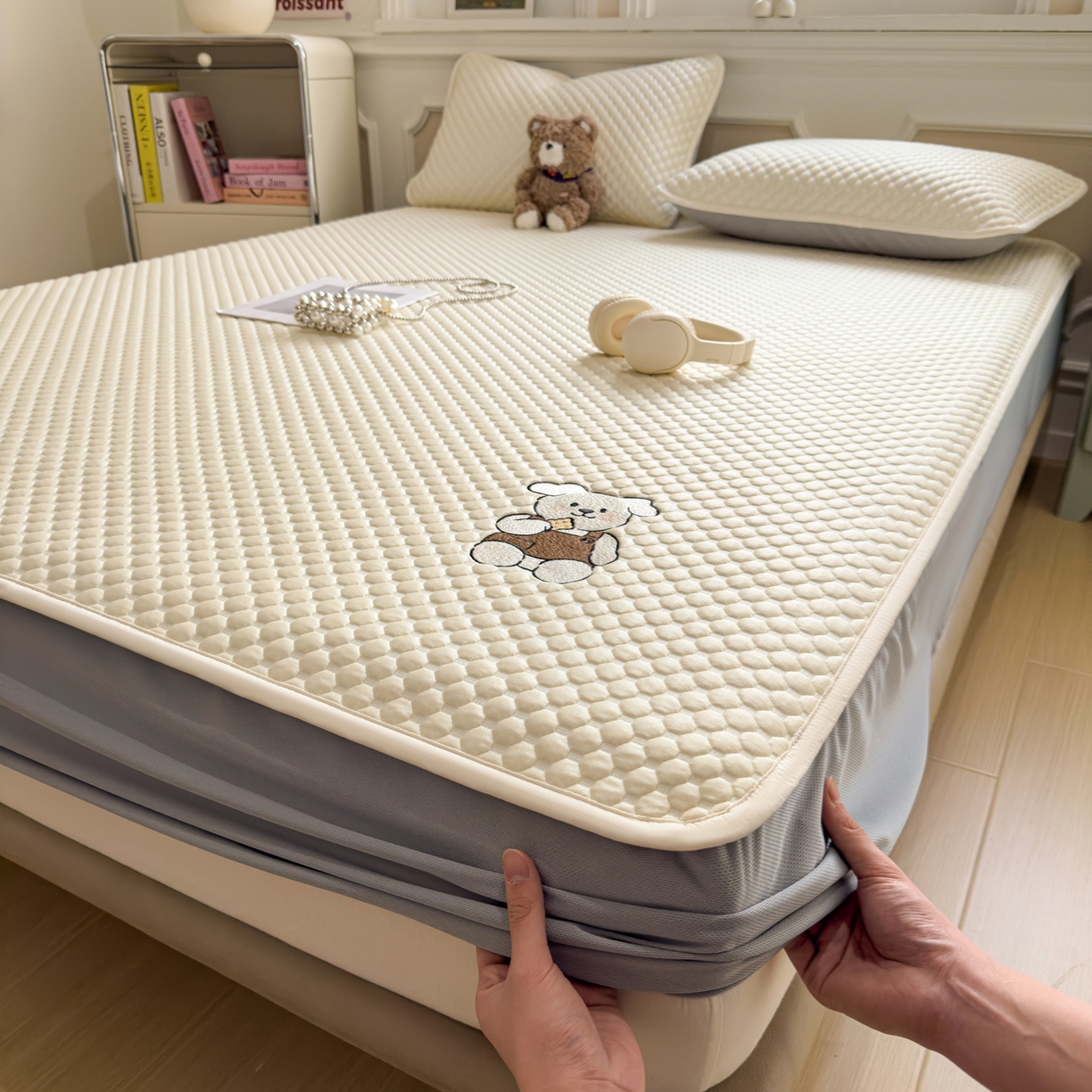 91家纺网 家纺一手货源 找家纺 卡初家居（原微来） 2026新款冰豆豆凉席刺绣款凉席席子-小熊饼干 奶酪黄-床笠款