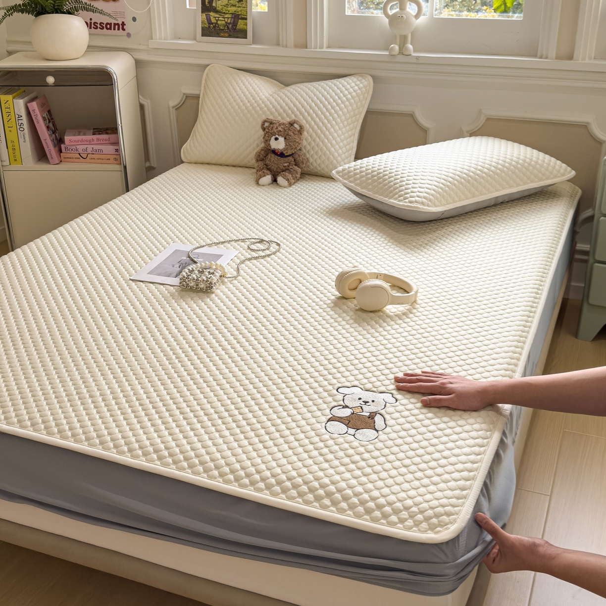 91家纺网 家纺一手货源 找家纺 卡初家居（原微来） 2026新款冰豆豆凉席刺绣款凉席席子-小熊饼干 奶酪黄-床笠款