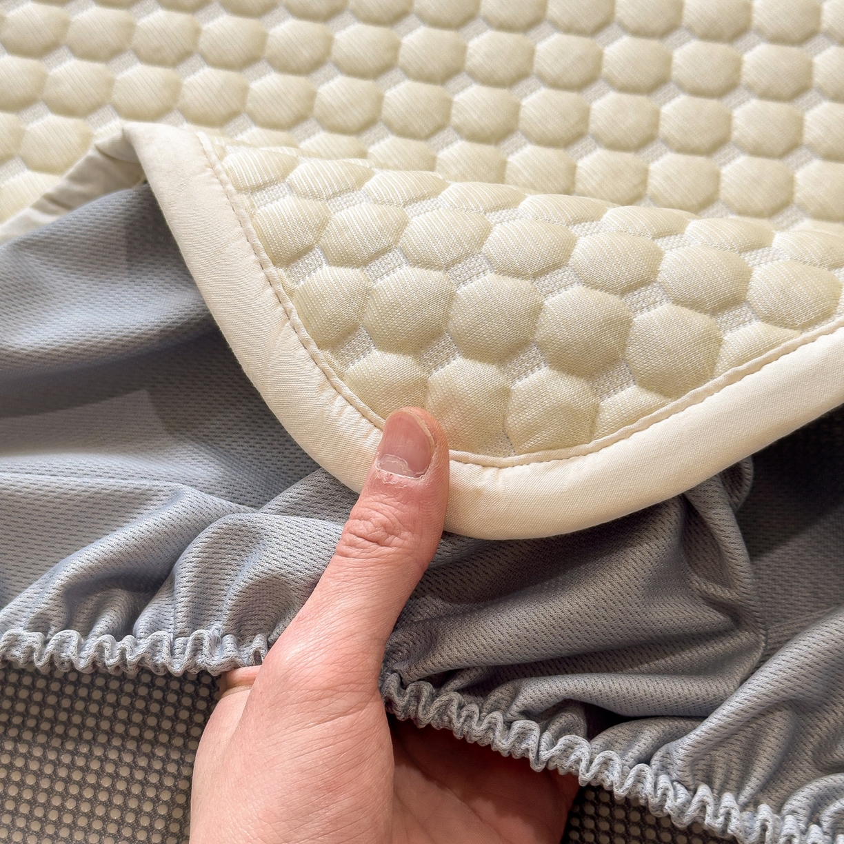 91家纺网 家纺一手货源 找家纺 卡初家居（原微来） 2026新款冰豆豆凉席刺绣款凉席席子-小熊饼干 奶酪黄-床笠款